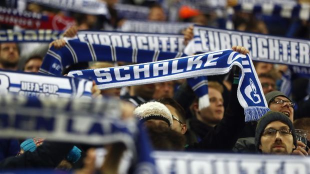 
                <strong>Platz 5 - FC Schalke 04</strong><br>
                Platz 5: FC Schalke 04. Die teuerste Jahreskarte kostet 884 Euro, die günstigste Tageskarte 13 Euro.
              