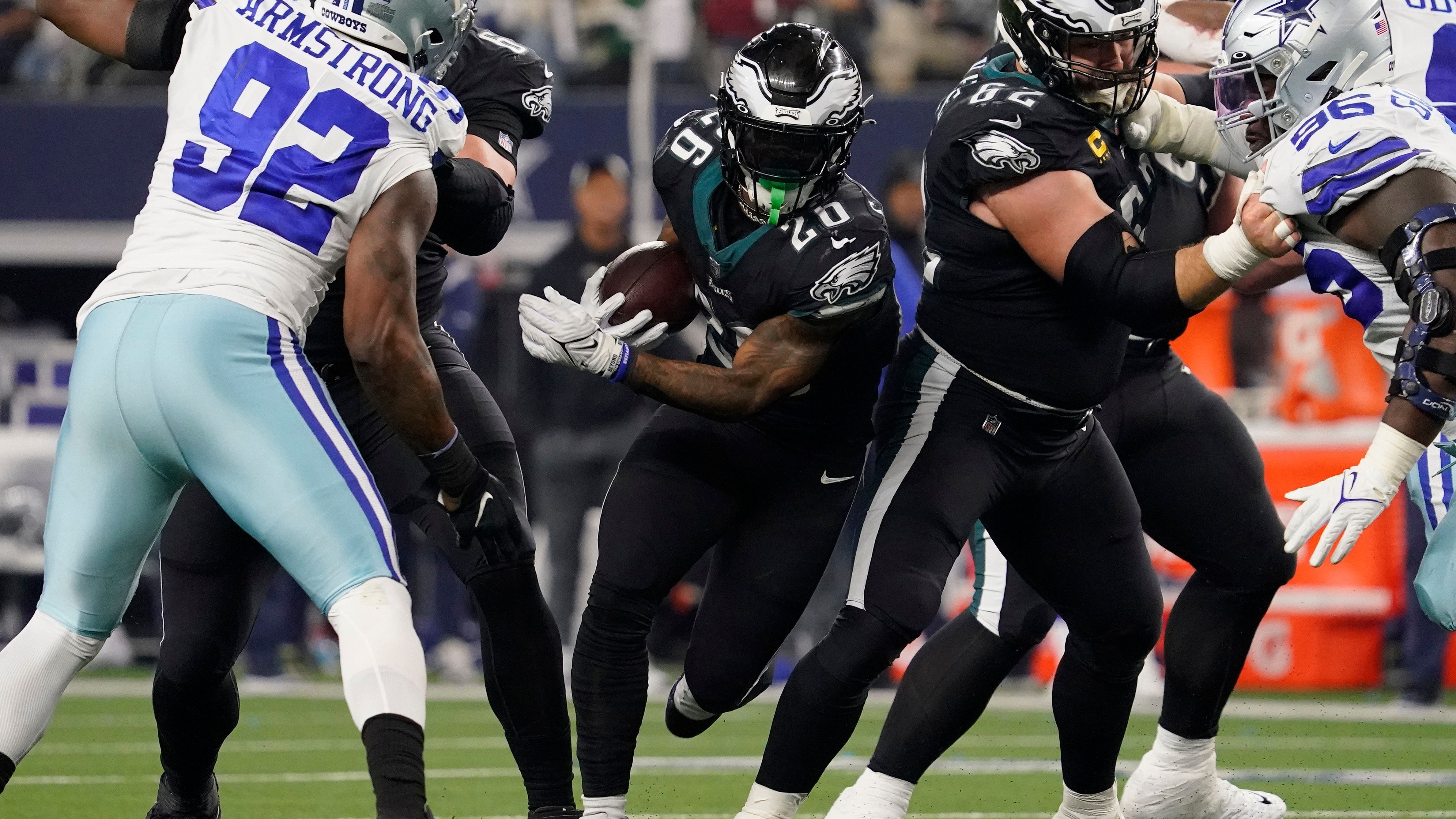 
                <strong>Miles Sanders: Landing Spots in der Free Agency</strong><br>
                Während sich die Franchises mit dem größten Geldbeutel und Bedarf an einem Star-Running-Back wohl zunächst um die beiden größten Namen Josh Jacobs und Saquon Barkley bemühen werden, die ebenfalls den freien Markt testen werden, sollte der Nummer-eins-Back der Philadelphia Eagles nach einer starken Saison eine interessante Option für eine Vielzahl von Teams darstellen. Der 25-Jährige erlebte 2022 die beste Spielzeit seiner vierjährigen NFL-Karriere, lief 259 Mal für einen Karrierehöchstwert von 1.269 Rushing Yards und elf Touchdowns. Besonders Richtung Postseason wurde Sanders immer dominanter, im NFC Championship Game gegen die San Francisco 49ers gelangen ihm allein zwei Touchdowns. Folgerichtig wurde der Zweitrundenpick von 2019 zum ersten Mal in den Pro Bowl gewählt.
              