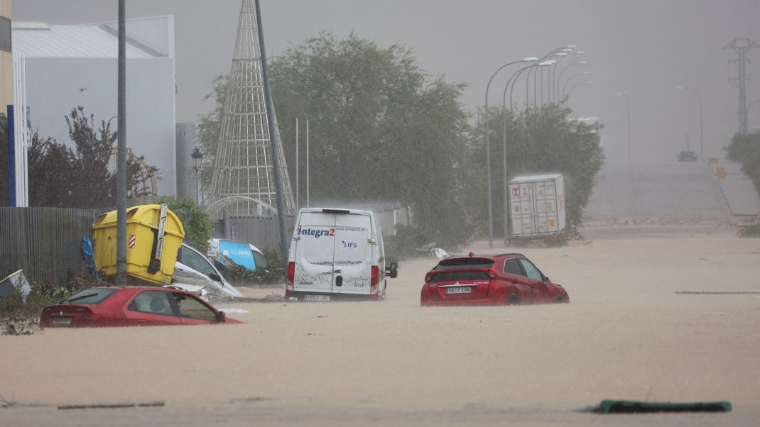 Nach heftigen Regenfällen in Toledo, Spanien, stecken Autos auf einer überfluteten Straße fest.