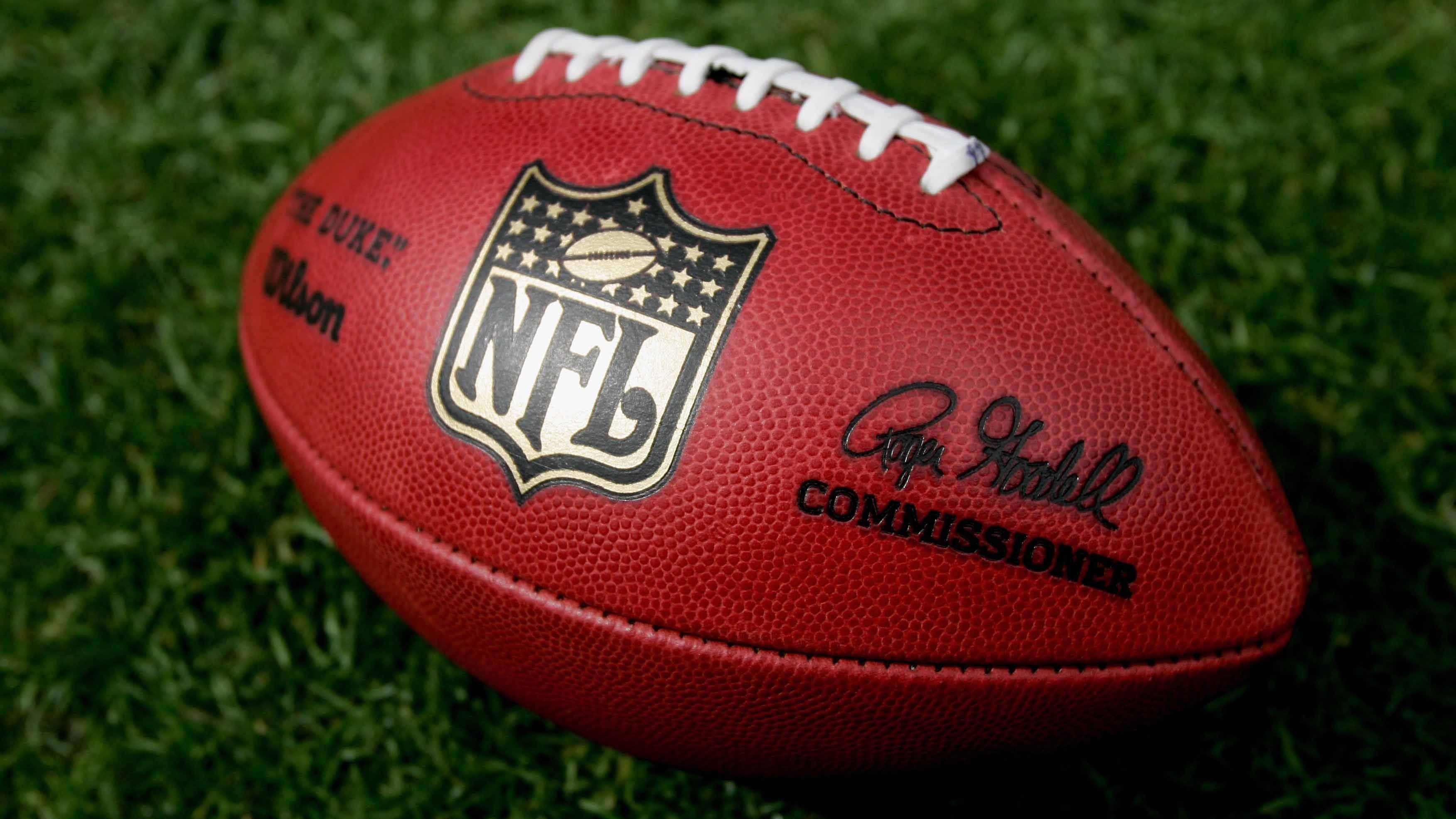 
                <strong>Wie viel Geld verlieren die Teams durch leere Stadien?</strong><br>
                70-100 Millionen US-Dollar pro Spiel könnte es die NFL-Franchises kosten, wenn die Liga gezwungen ist, Geisterspiele abzuhalten. Die Folge davon könnte ein geringerer Salary Cap für die Saison 2021 sein. Darüber wollen sich die Spielergewerkschaft und die Team-Inhaber aber zu gegebener Zeit beraten und dann entscheiden.
              