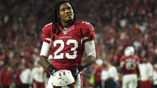 
                <strong>Chris Johnson (Arizona Cardinals)</strong><br>
                Chris Johnson, Running Back (Arizona Cardinals): CJ2K gilt als einer der Top-Kandidaten auf den Comeback Player oft he Year. Dass der Running Back noch einmal an seine Hochzeit bei den Tennessee Titans mit 2000 Rushing-Yards anknüpft, war spätestens nach der Schießerei im März, als sein Kumpel starb und er mit einer Schusswunde im Bein im Krankenhaus landete, nicht abzusehen. Bitter: Johnson fällt nach einer Knieverletzung langfristig aus, könnte frühestens bei der Super-Bowl-Teilnahme der Cardinals wieder ins Geschehen eingreifen.
              