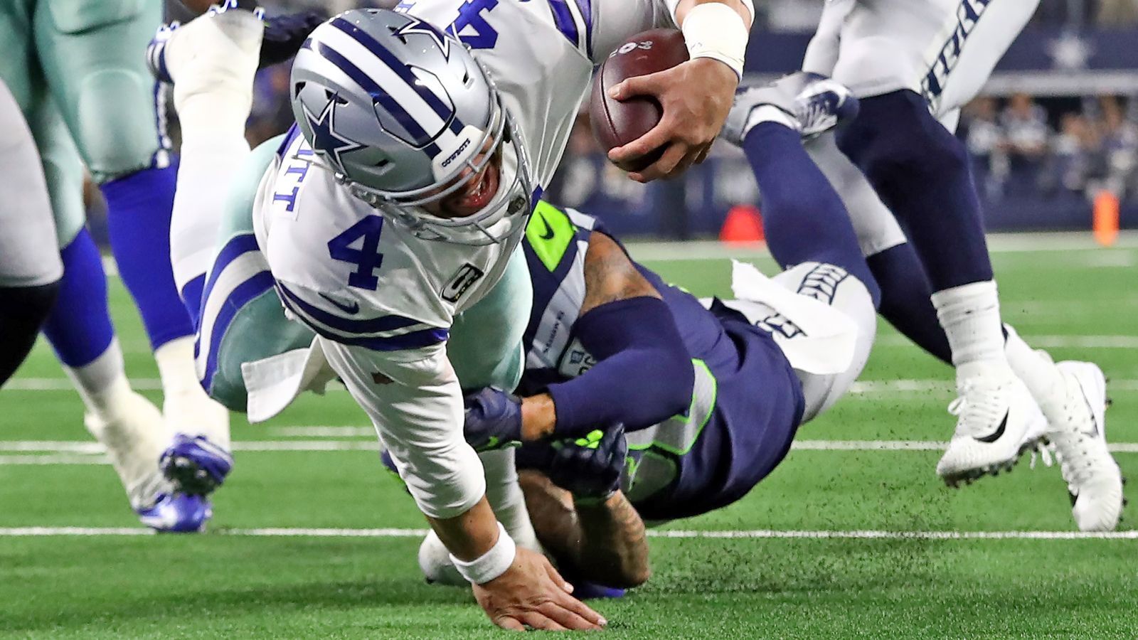 
                <strong>GEWINNER: Dak Prescott</strong><br>
                In seinem ersten Playoff-Spiel vor zwei Jahren wurde Dak Prescott noch klar von Aaron Rodgers in den Schatten gestellt. Der zweiten Postseason-Partie seiner Karriere kann der Quarterback der Dallas Cowboys aber seinen Stempel aufdrücken. Gegen die Seattle Seahawks kommt der 25-Jährige insgesamt auf 255 Yards Raumgewinn sowie jeweils einen Pass- und Lauf-Touchdown. Der große Unterschied zu vielen Spielen in der Vergangenheit: Prescott liefert auch in der Cruchtime ab. Bei einem dritten Versuch und 14 mit 2:25 Minuten noch auf der Uhr nimmt es der Quarterback mit der halben Seahawks-Verteidigung auf - und tankt sich zu einem neuen ersten Versuch durch. Kurz später folgt der entscheidende Touchdown. Mit einem Prescott in dieser Form ist für America's Team auch gegen die LA Rams etwas drin.
              