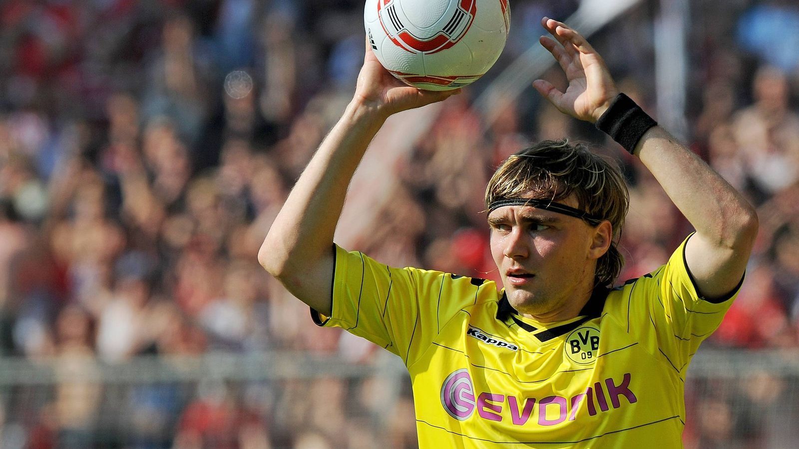 
                <strong>Marcel Schmelzer</strong><br>
                Der Dauerbrenner der Dortmunder Meister-Saison 2010/11 war Linksverteidiger Marcel Schmelzer. Er verpasste nämlich keine einzige Bundesliga-Minute. Der gebürtige Magdeburger gehört auch zehn Jahre später noch zum Kader des BVB, doch sein Stern ist mittlerweile deutlich gesunken. Der 33-Jährige spielte in den zurückliegenden Saisons immer seltener, kam in der laufenden Spielzeit auch wegen Verletzungen noch überhaupt nicht zum Einsatz. "Er macht jetzt gute Fortschritte, aber natürlich ist es für Marcel eine sehr schwierige Phase in seiner Karriere", sagte Sebastian Kehl, Leiter des Lizenzspielerbereichs, im März den "Ruhr Nachrichten". Gut möglich, dass sich Schmelzer in seiner voraussichtlichen Abschiedssaison in Dortmund gar nicht mehr auf dem Feld zeigen kann.
              