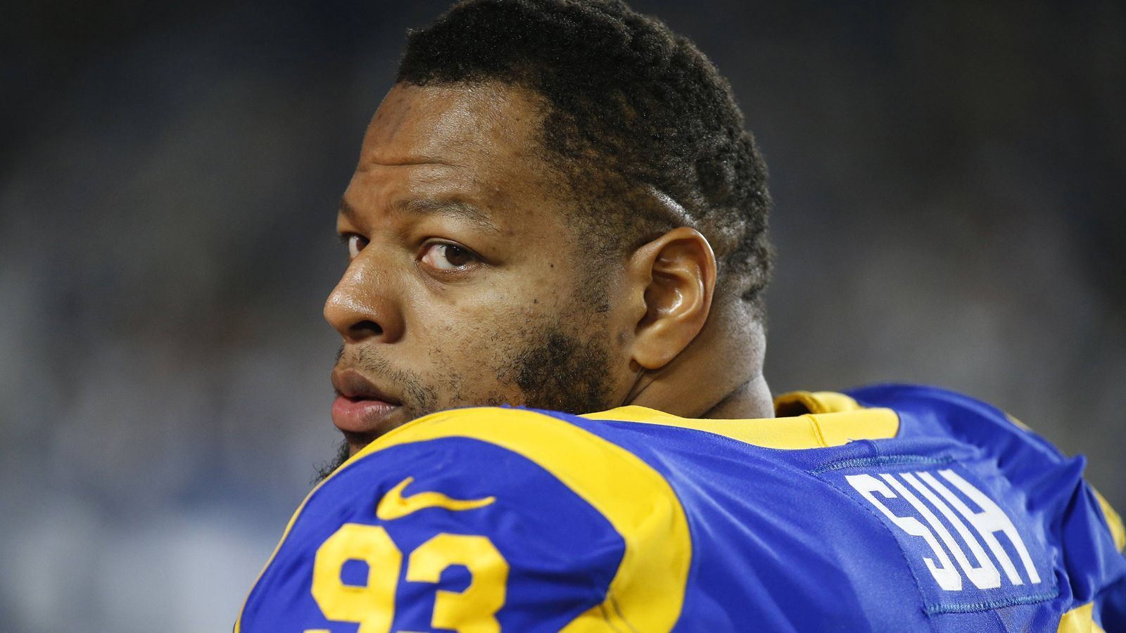 
                <strong>8. Ndamukong Suh (Los Angeles Rams)</strong><br>
                Er unterschrieb in der vergangenen Offseason für ein Jahr bei den Rams. 36 Tackles, 19 Quarterback Hits und 4.5 Sacks sind keine Monster-Zahlen, aber wie viel der 32-Jährige wert sein kann, bewies er in der Divisional Round gegen die Dallas Cowboys. Seine sportlichen Qualitäten sind unbestritten, seine dreckigen Tricks nur bei dem Team beliebt, für das er spielt.  Man darf gespannt sein, wo das 2019 sein wird.
              