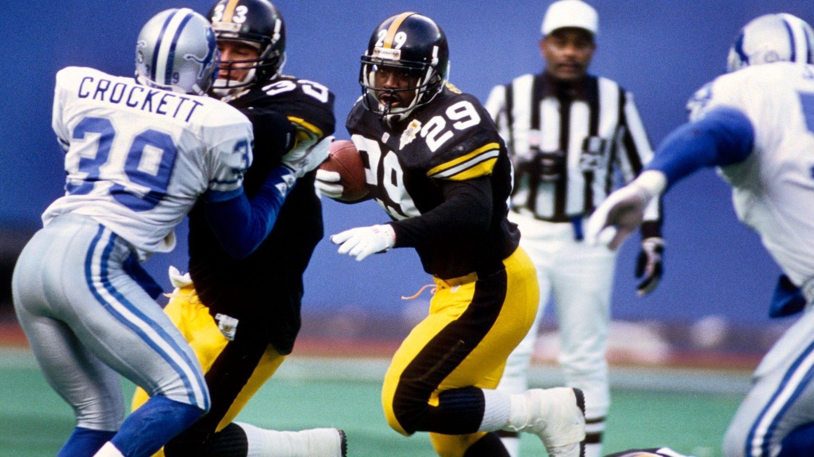 
                <strong>Pittsburgh Steelers: Barry Foster</strong><br>
                &#x2022; Rushing Yards: 1.690<br>&#x2022; Saison: 1992<br>In seiner NFL-Karriere hatte Foster nur in einem Jahr mehr als 1.000 Rushing Yards, diese Saison setzte aber gleich Maßstäbe, die bei den Steelers noch heute gültig sind. Elf Touchdowns und eine Berufung ins All-Pro-Team sprangen 1992 zudem heraus.
              