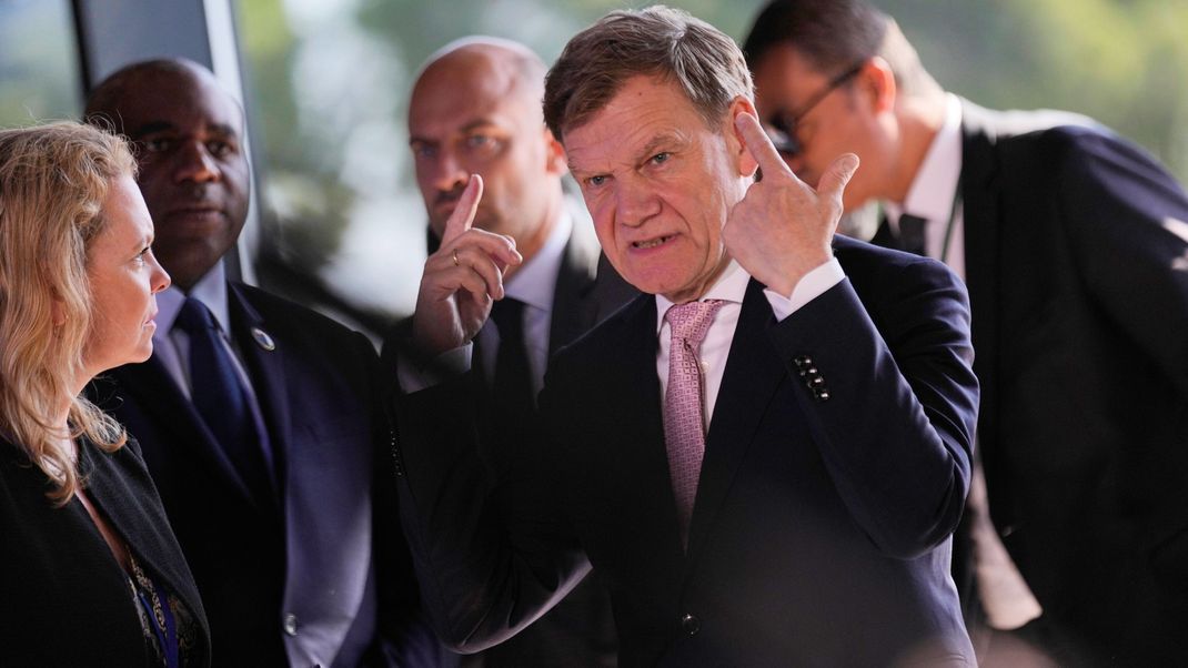 Der deutsche Außenminister Johann Wadephul gestikuliert bei seiner Ankunft zu einem informellen NATO-Außenministertreffen in Belek nahe Antalya, Türkei.