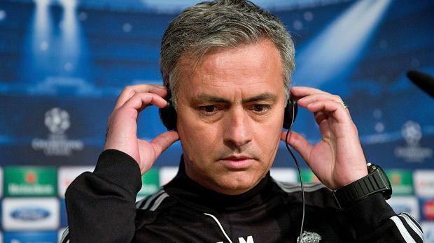 
                <strong>Jose Mourinho</strong><br>
                Jose Mourinho: Mit dem Exzentriker aus Portugal kehrte zumindest der nationale Erfolg nach Madrid zurück. 2010 gewann er mit Real den Pokal, ein Jahr später den Meistertitel, 2012 den spanischen Supercup. Doch weil Mourinho international immer vorzeitig scheiterte, musste er 2013 gehen. Zudem legte sich der Portugiese mit Keeper Iker Casillas an, was ihm bei den Fans den letzten Kredit kostete.
              