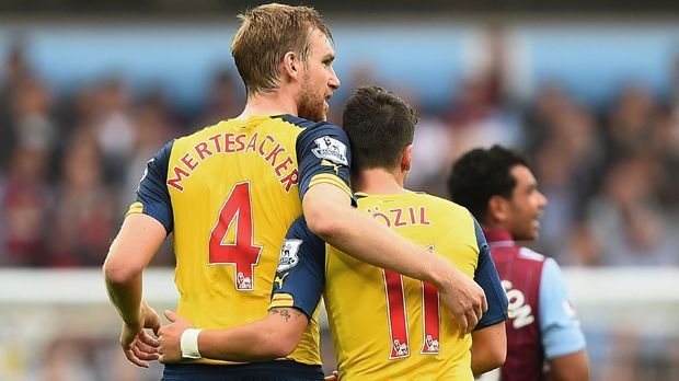 
                <strong>Per Mertesacker und Mesut Özil (FC Arsenal)</strong><br>
                Mesut Özil (re.) begeistert die Premier League. Der Mittelfeldspieler vom FC Arsenal präsentiert sich in Topform und zeigt das auch am 19. Spieltag. Gegen Bournemouth serviert der DFB-Star sein 16. Assist in der laufenden Saison und liegt damit ganz weit vorne. Das 2:0 besorgt er gleich selbst. Teamkollege Per Mertesacker darf sich als Kapitän dagegen freuen, kein Gegentor kassiert zu haben.
              