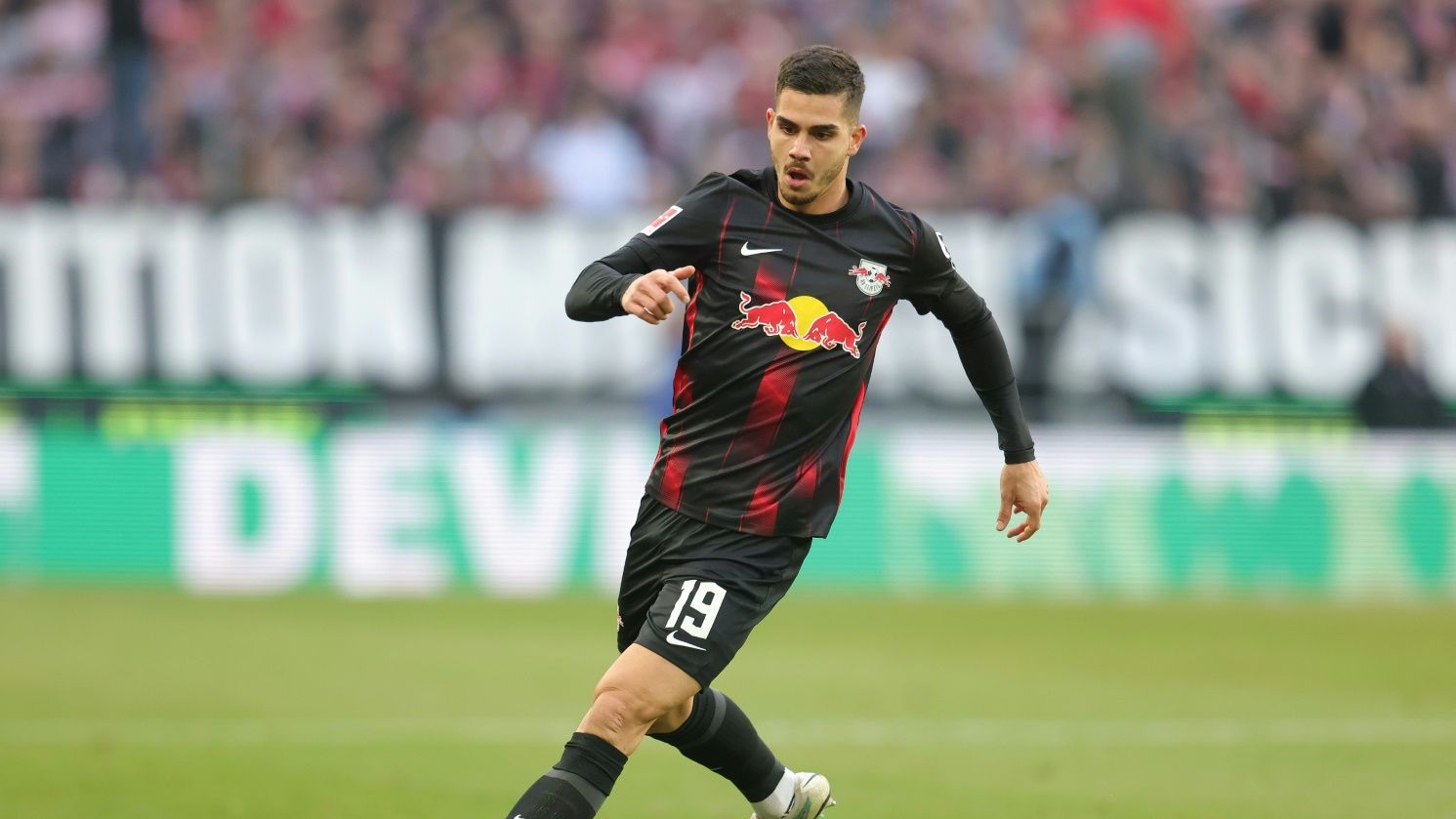 <strong>André Silva</strong>&nbsp; &nbsp; &nbsp; &nbsp; &nbsp; &nbsp; &nbsp; &nbsp; &nbsp; &nbsp; &nbsp; &nbsp; &nbsp; &nbsp; &nbsp; &nbsp; &nbsp; &nbsp; &nbsp; &nbsp; &nbsp; &nbsp; &nbsp; &nbsp; &nbsp; &nbsp; &nbsp; &nbsp; &nbsp; &nbsp; &nbsp; &nbsp; &nbsp; &nbsp; &nbsp; &nbsp; &nbsp; &nbsp; &nbsp; &nbsp; &nbsp; &nbsp; &nbsp; &nbsp; &nbsp; &nbsp; &nbsp; &nbsp; &nbsp; &nbsp; &nbsp; &nbsp; &nbsp; &nbsp; &nbsp; &nbsp; &nbsp; &nbsp; Real Sociedad hat André Silva von RB Leipzig verpflichtet. Das haben die Sachsen nun bestätigt. Der 27 Jahre alte Stürmer wird für eine Saison in die LaLiga verliehen, mit Kaufoption für die Spanier. Zwei Jahre nachdem der Portugiese für&nbsp; 23 Millionen Euro aus Frankfurt kam, ist seine Zeit bei den Sachsen erstmal vorbei.&nbsp; Bei RB Leipzig steht Silva noch bis 2026 unter Vertrag.