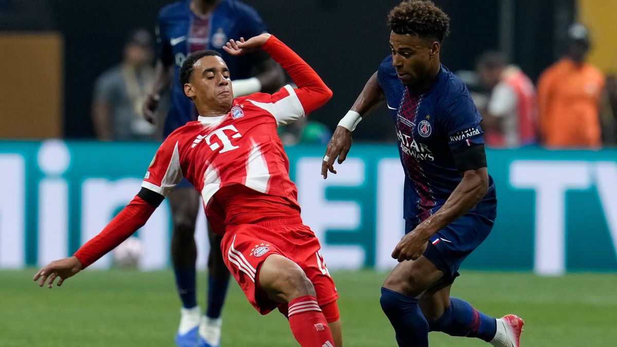 Jamal Musiala (FC Bayern München, 42) gegen Desire Doue (Paris Saint-Germain, 14) USA, Paris Saint-Germain vs FC Bayern Muenchen, FIFA Club World Cup, Viertelfinale, Match 59, 05.07.2025 USA, Paris...