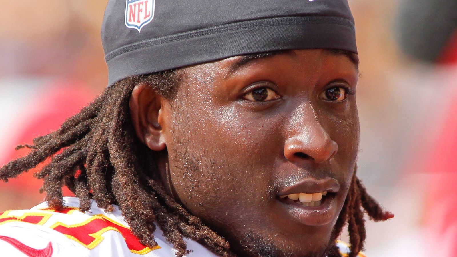 
                <strong>Verlierer: Kareem Hunt</strong><br>
                Trainerentlassung hin, Playoff-Aus her: Kareem Hunt ist ohne Frage der größte Verlierer der vergangenen Woche. Nachdem sein "Prügel-Video" an die Öffentlichkeit geriet, wurde er von den Kansas City Chiefs entlassen. Die NFL leitet Untersuchungen ein. Es droht eine lange Sperre. Ob ihn ein anderes Team überhaupt noch unter Vertrag nehmen wird, ist ungewiss. Die NFL-Karriere des Star-Running-Backs droht bereits in seiner zweiten Saison zu enden.  
              