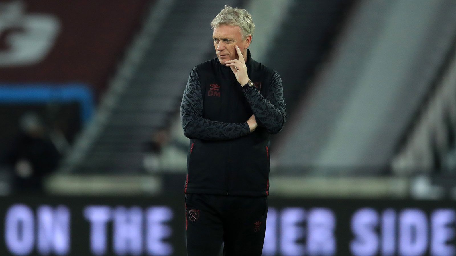 
                <strong>Der Trainer</strong><br>
                David Moyes übernahm West Ham im Dezember 2019 auf dem 17. Tabellenplatz. Seine Mission: Klassenerhalt. Nachdem dies gelang, folgte in der aktuellen Runde die Weiterentwicklung. Der schottische Coach, der oftmals aus einer kompakten 4-2-3-1-Formation heraus spielen lässt, stabilisierte die in der Vorsaison so wacklige Abwehr und konzentriert sich offensiv auf das Spiel über die Außen. Die Ergebnisse sprechen für den einst bei Manchester United gescheiterten Übungsleiter. Doch Moyes ist bei weitem nicht der einzige Grund für den Aufschwung des Klubs aus dem Nordosten Londons.
              