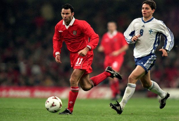 
                <strong>Ryan Giggs</strong><br>
                Auf Nationalmannschaftsebene bleibt dem beliebten Flügelflitzer der Erfolg aber verwehrt. 1993 verpasst Wales die Gelegenheit, zu einem großen Turnier zu fahren. Im entscheidenden Qualifikationsspiel zur WM 1994 unterliegt man Rumänien 1:2.
              