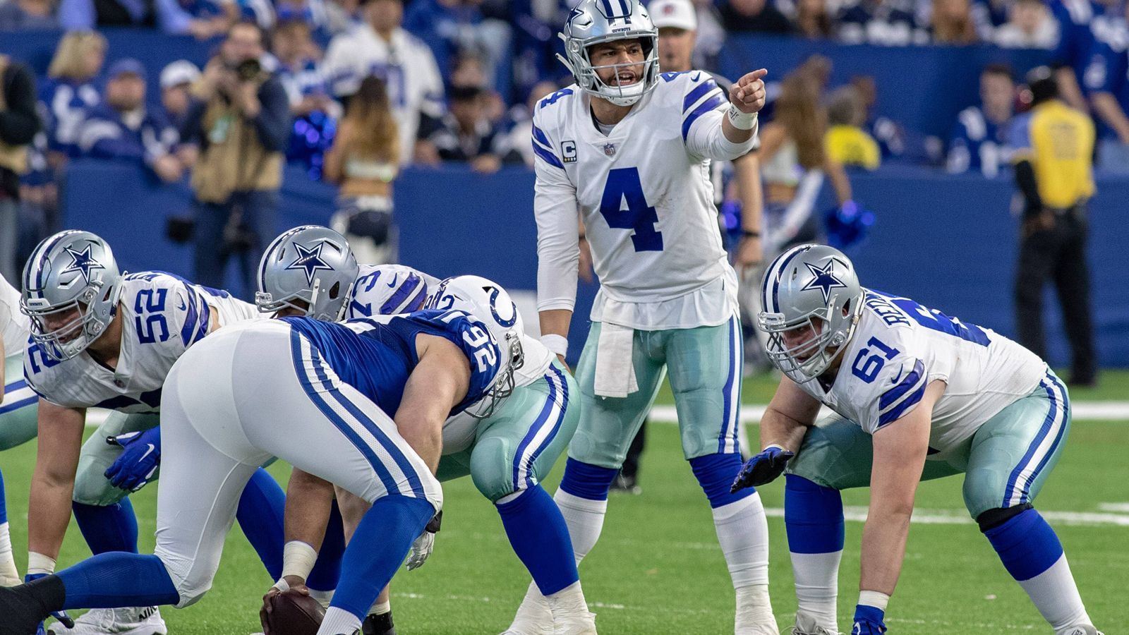 
                <strong>Der Snap durch die Beine</strong><br>
                Quarterback und Center sind nicht auf einer Wellenlänge, der Ball fliegt weit am Passgeber vorbei und bringt die Offense gehörig in Schwierigkeiten. Nicht unbedingt. Sollte der Ball nach dem Snap durch die Beine des Quarterbacks fliegen, ohne dass der Quarterback ihn berührt, wird das Spiel sofort abgepfiffen und die Offense wird lediglich aufgrund eines False Starts mit einer 5-Yards-Strafe belegt.
              