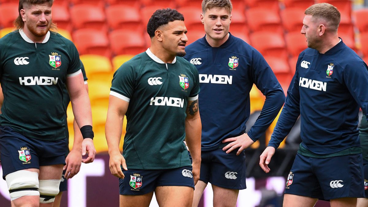 RUGBY BRITISH LIONS CAPTAINS RUN, Sione Tuipulotu of the Lions (middle) looks on during a British & Irish Lions rugby union captain™s run at Suncorp Stadium, in Brisbane, Friday, July 18, 2025. ( N...