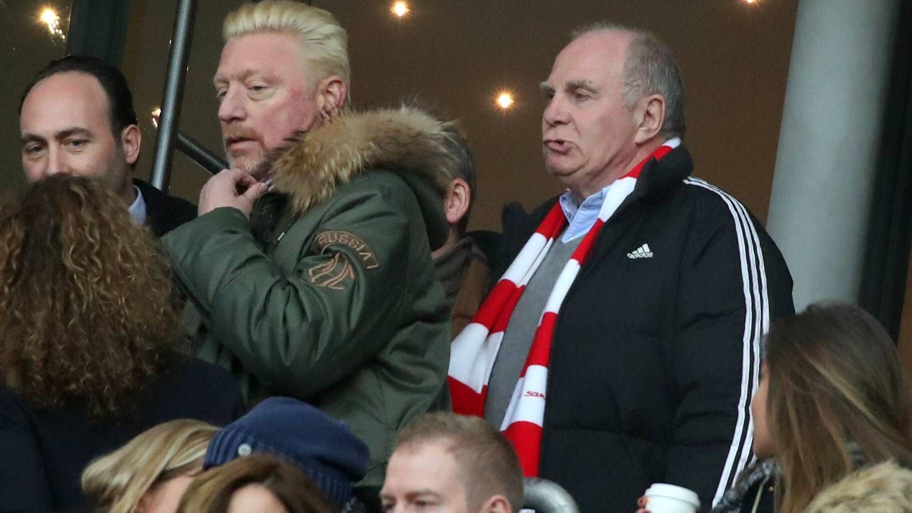 <strong>FC Bayern München: Boris Becker</strong><br>Rekordmeister Bayern München erfreut sich der Zuneigung zahlreicher Promis. So gehört etwa Deutschlands Ex-Tennis-Star Boris Becker seit Jahrzehnten zum Kreis der Münchner VIP-Fans, ebenso Thomas Gottschalk oder Ski-Ikone Felix Neureuther.&nbsp;