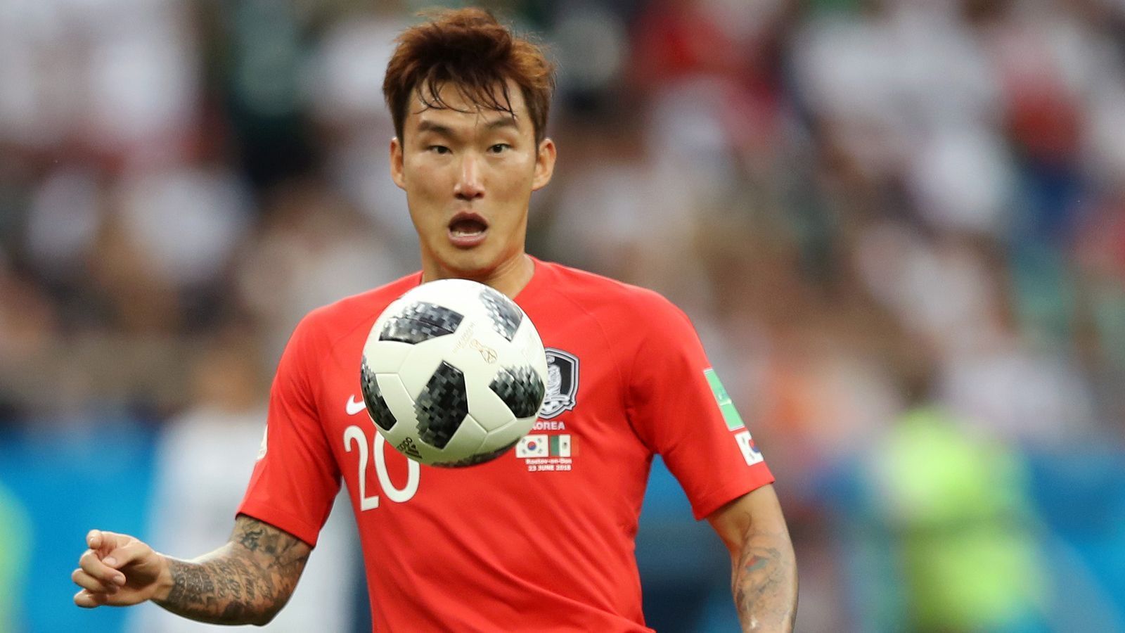 
                <strong>Hyun-Soo Jang</strong><br>
                Sollte die deutsche Nationalmannschaft gegen die meist kleinen Südkoreaner auf hohe Bälle setzen, wäre Hyun-soo Jang der Mann, der diese Chancen vereiteln müsste. Mit einer Körpergröße von 1,87 Metern ist der Innenverteidiger vom FC Tokyo für einen Südkoreaner ungewöhnlich groß. Er verfügt über ein starkes Kopfballspiel und ist ein unermüdlicher Manndecker.
              