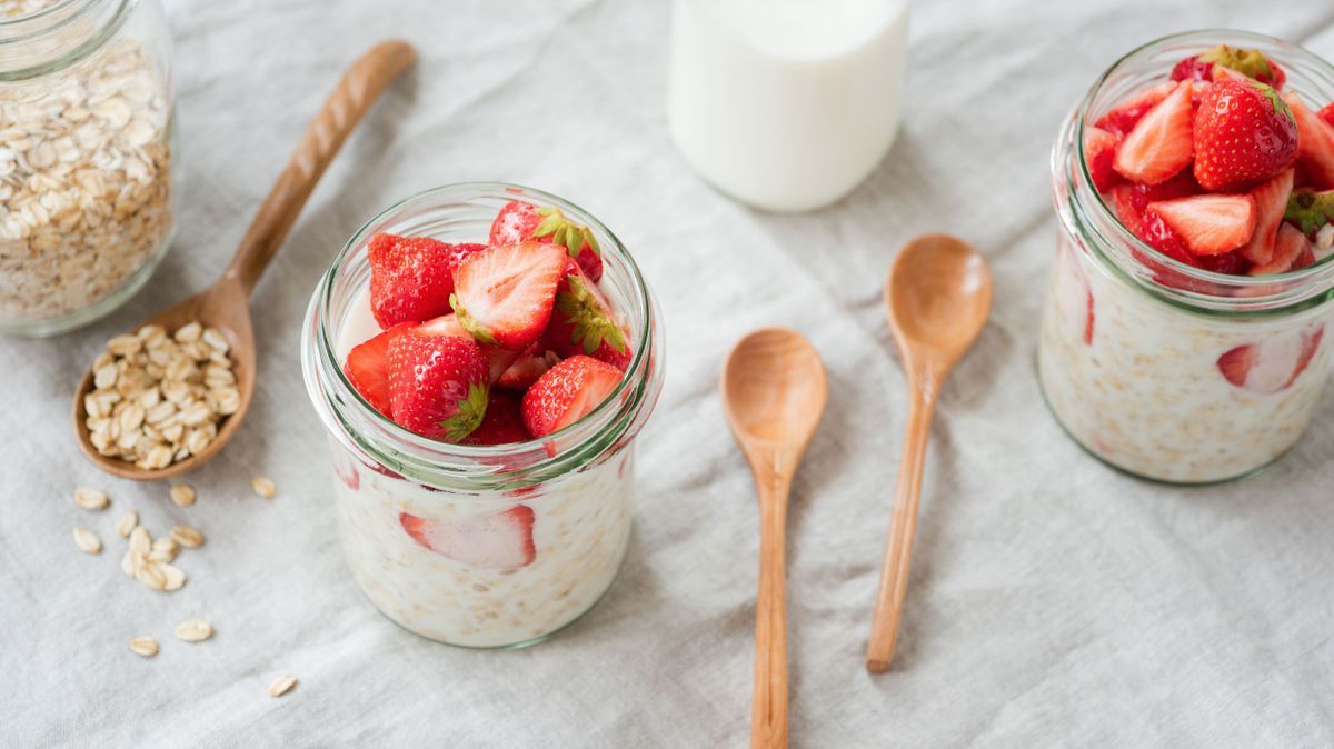 Porridge mit Rhabarber und Erdbeeren