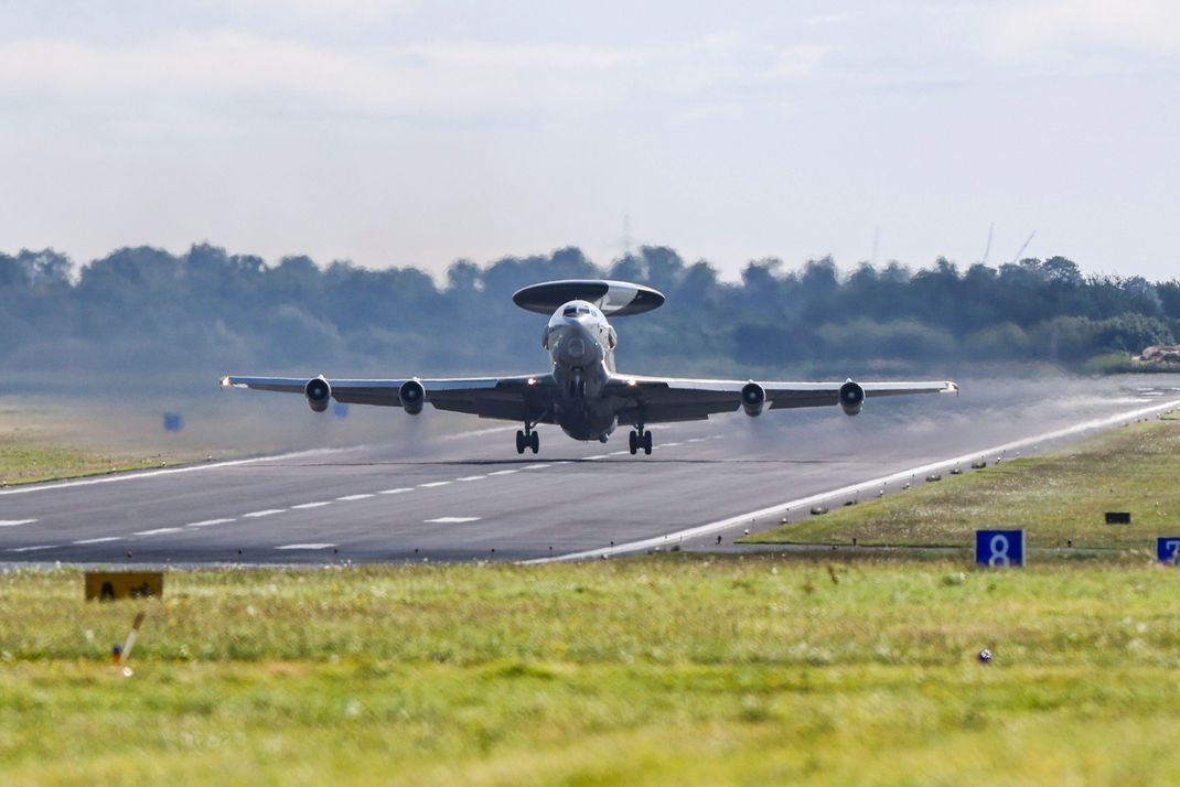 Die NATO hatte auf ihrem Luftwaffenstützpunkt im nordrhein-westfälischen Geilenkirchen die zweithöchste Warnstufe ausgerufen. 