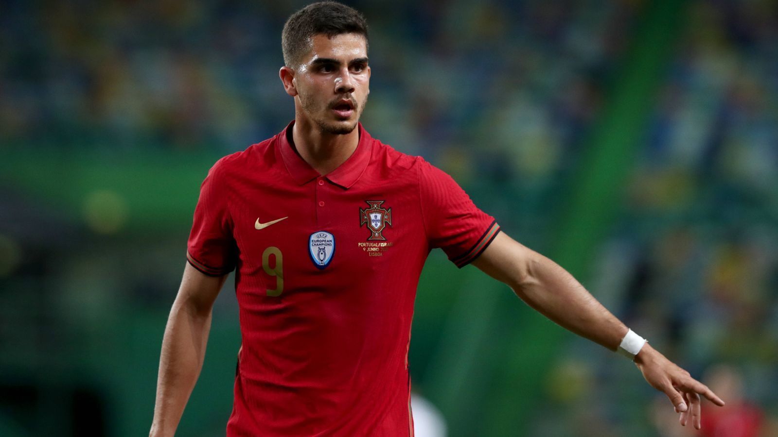 
                <strong>Andre Silva (Eintracht Frankfurt)</strong><br>
                Bei der großen Mehrheit der EURO-Teilnehmer wäre Andre Silva wohl gesetzt im Sturmzentrum, nicht so bei Portugal. Der Stürmer von Eintracht Frankfurt, der 28 Bundesliga-Tore in der Saison 2020/21 erzielte, kommt im Zentrum natürlich nicht an Cristiano Ronaldo vorbei. Als Edeljoker jedoch ist Silva ein enormer Luxus. Dass Portugal nach seiner Einwechslung gegen Ungarn innerhalb von kürzester Zeit von 0:0 auf 3:0 stellte ist sicherlich auch ein Stück weit Silva zu verdanken.
              