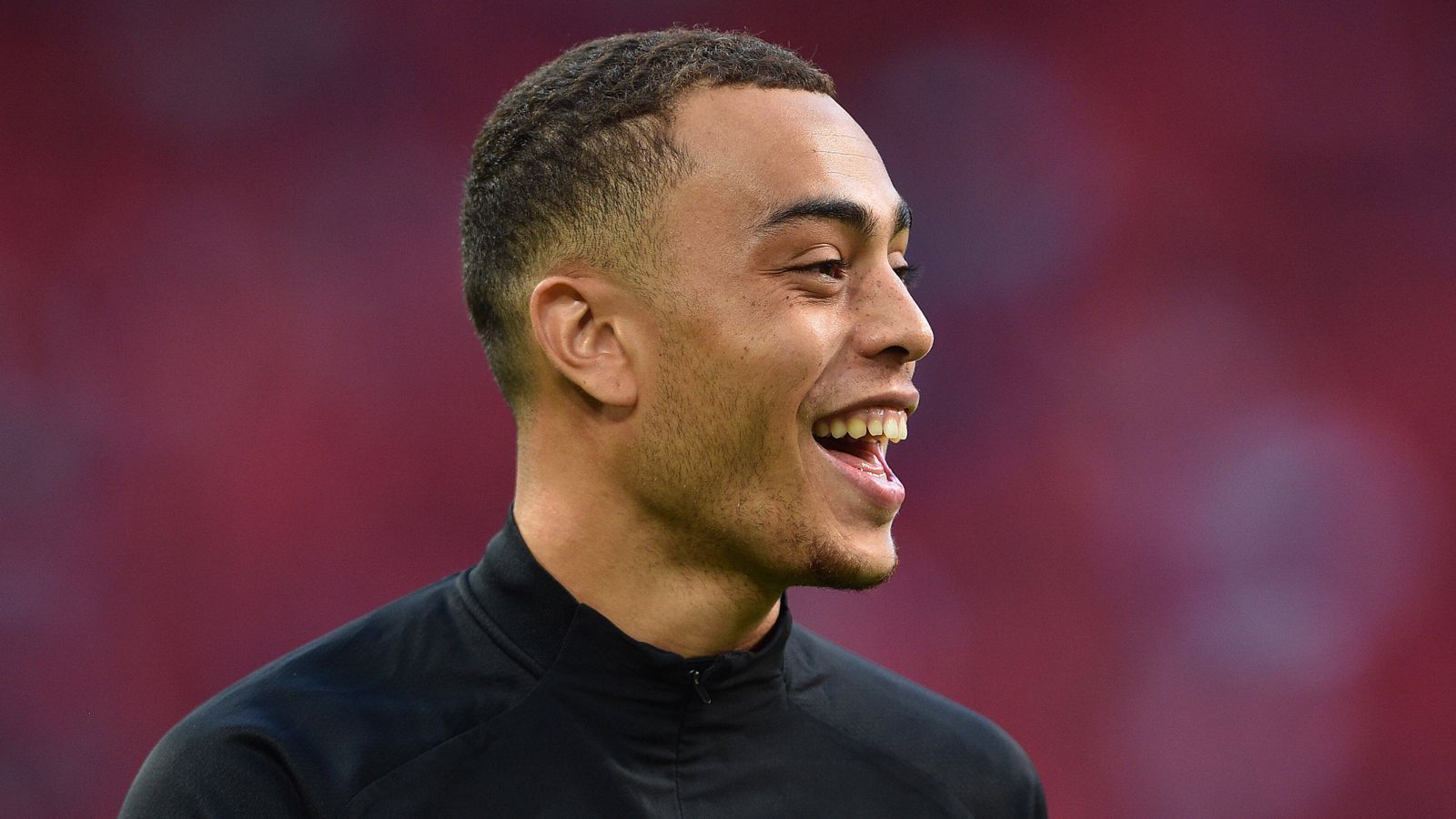 
                <strong>Sergino Dest (Ajax Amsterdam)</strong><br>
                Mit Sergino Dest steht auch ein Rechtsverteidiger auf der Wunschliste der Bayern. Dies bestätige Karl-Heinz Rummenigge in einem Interview mit "Welt am Sonntag". Der Auserwählte soll dabei Dest sein, der bei Ajax Amsterdam bis 2024 unter Vertrag steht. Laut "Sky" warte aber Dest immer noch auf einen Anruf aus München. Derweil habe Ajax-Sportchef Marc Overmars den 19 Jahre alten US-Nationalspieler wohl bei zwei Clubs in der Premier League angeboten. Der Grund: Ajax will schnell Klarheit haben, um so bei der Suche nach einem möglichen Nachfolger nicht unter Zeitdruck zu geraten. Dest war letzte Saison Stammspieler bei Ajax und feierte im September 2019 sein Debüt in der US-amerikanischen Nationalmannschaft.
              