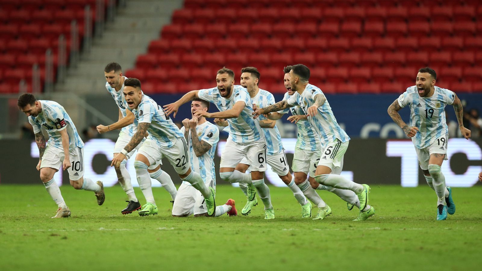 
                <strong>Anderes Bild in der Copa America</strong><br>
                Für die Copa America stimmt Piques Rechnung allerdings nicht (mehr): Auch hier gab es bislang drei Elfmeterschießen. Allerdings gewann dort nur einmal das Team, das den ersten Schuss hatte (Kolumbien gegen Uruguay im Viertelfinale). Die beiden anderen Male setzte sich das als zweites schießende Team durch (Peru gegen Paraguay im Viertelfinale und Argentinien gegen Kolumbien im Halbfinale). Zu Piques Ehrenrettung: Argentiniens Elfer-Sieg passierte erst Stunden nach seinem Tweet. Doch was ist statistisch dran an Piques Kritik?
              