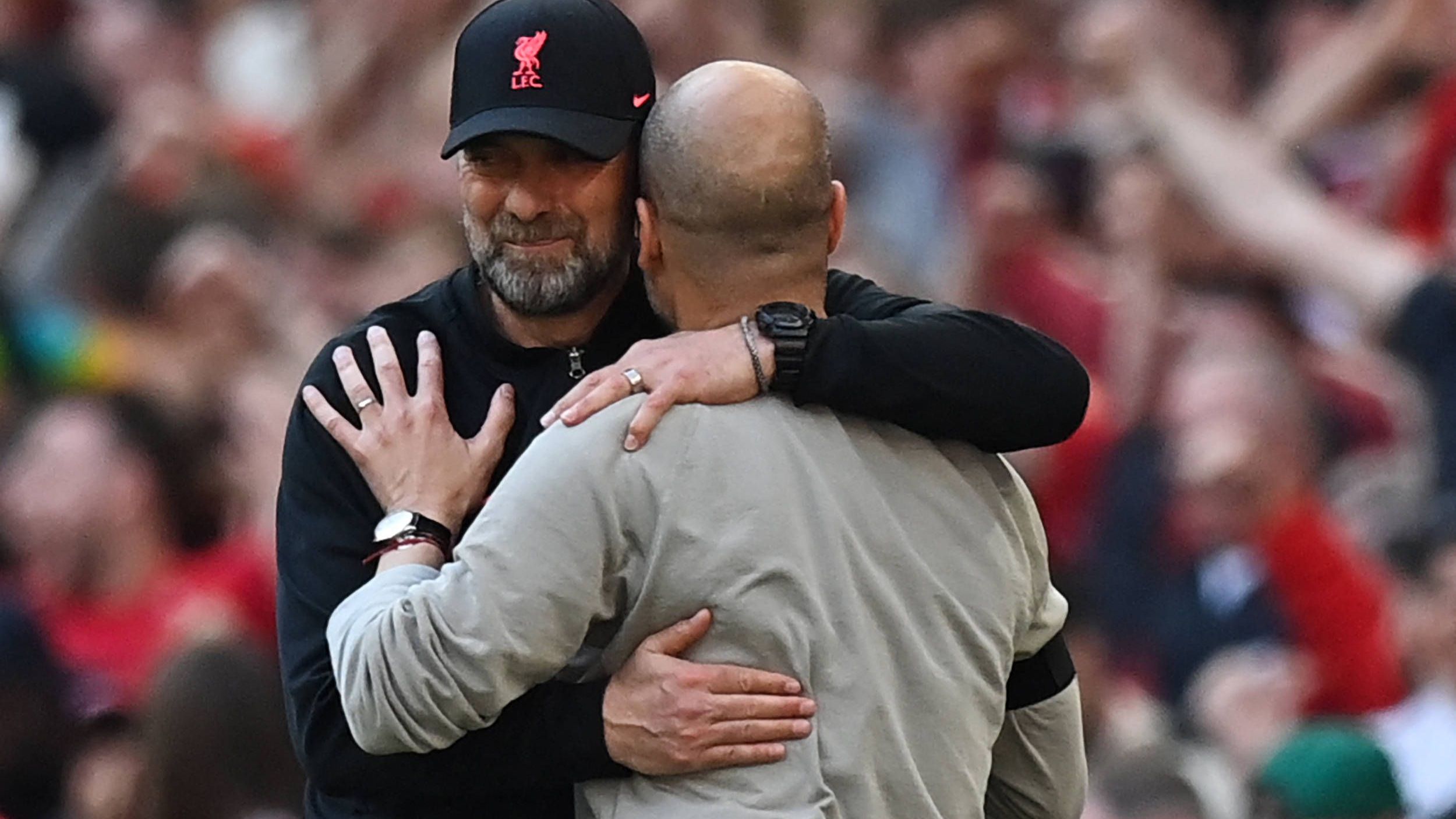 <strong>Liverpool vs. ManCity: Letztes Duell Klopp vs. Pep?</strong><br>Am Sonntag stehen sich in der Premier League Tabellenführer FC Liverpool und Titelverteidiger Manchester City gegenüber <a href="https://www.ran.de/sports/ticker/ma9626678/liveticker">(ab 16:45 Uhr im Liveticker auf ran.de)</a>. Es könnte zugleich das letzte Kapitel im ewigen Duell zwischen Jürgen Klopp und Pep Guardiola sein, der "Reds"-Coach hört am Saisonende auf. <em><strong>ran</strong></em> blickt auf die größten Spiele zwischen den beiden Startrainern zurück.