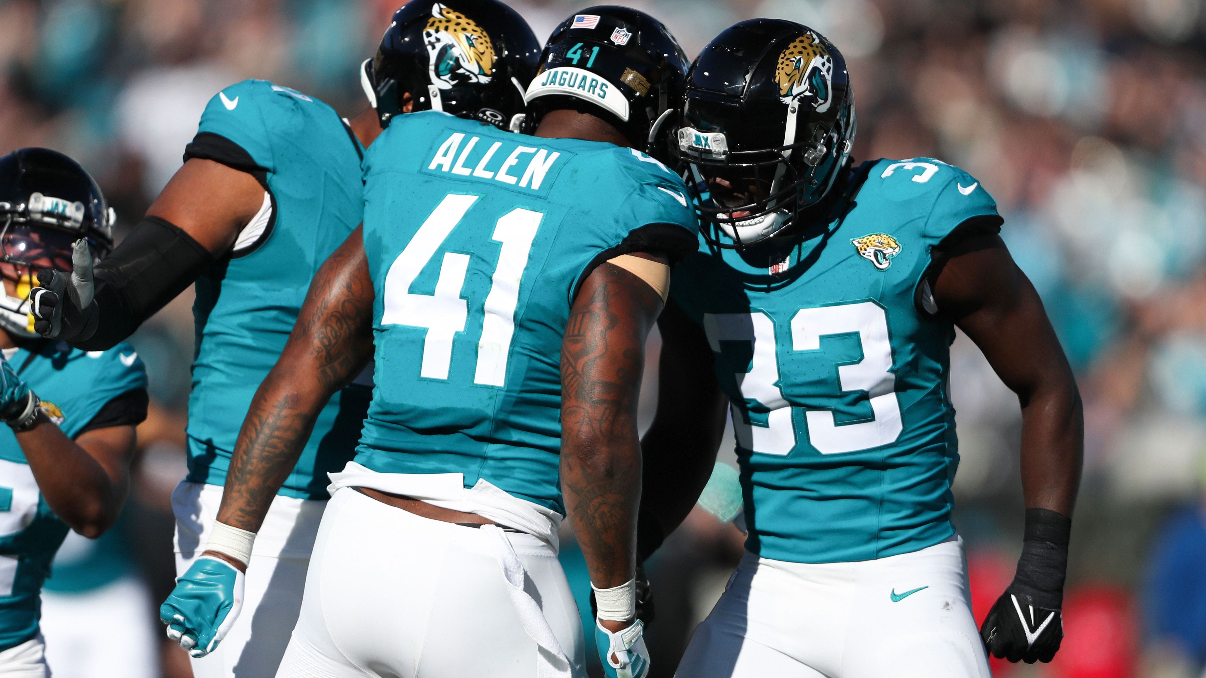 <strong>Jacksonville Jaguars </strong><br>Scheinbar ist die Secondary eine chronische Schwachstelle in der AFC South, denn auch die Jaguars könnten von einem Unterschiedsspieler in diesem Positionsbereich profitieren. Außerdem spielte die Offensive Line in der vergangenen Saison solide, ein wirkliches Aushängeschild war sie aber nicht. Ein Star-Tackle oder ein guter Guard könnte hier für Fortschritt sorgen.