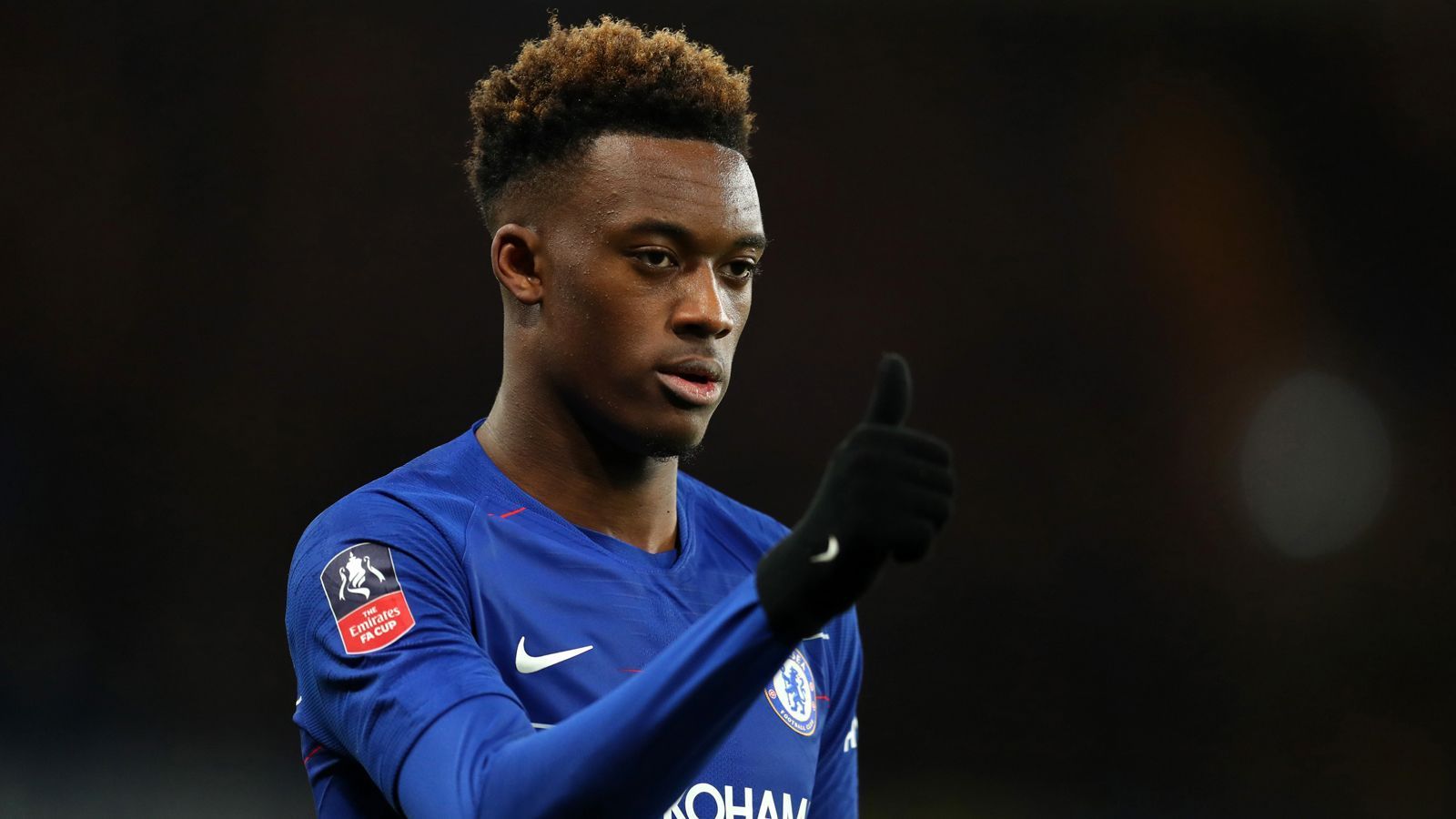 
                <strong>Callum Hudson-Odoi (FC Chelsea)</strong><br>
                Auch um das Chelsea-Talent ranken sich schon seit Wochen Gerüchte um einen Transfer nach München. Sportdirektor Hassan Salihamidzic bestätigte bereits, dass der FC Bayern Interesse am englischen Flügelflitzer hat... 
              