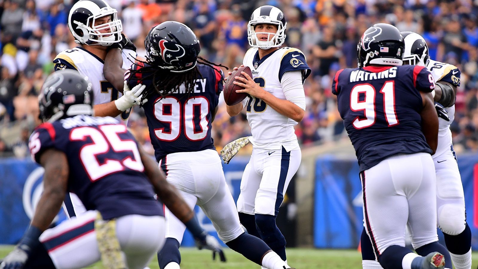 
                <strong>Landing Spots für Jared Goff: Houston Texans</strong><br>
                Noch unwahrscheinlicher als ein Engagement bei den Jets. Texans-Quarterback Deshaun Watson will weg, allerdings würde Houston einen Dead Cap von rund 67 Millionen Dollar in die nächste Saison mitnehmen. Die Texans stehen im Cap Space jetzt schon mit 16 Millionen Dollar im Minus. Das einzige, was dann möglich ist, ist ein kompletter Neuaufbau des Kaders – aber definitiv kein Trade für Goff.
              