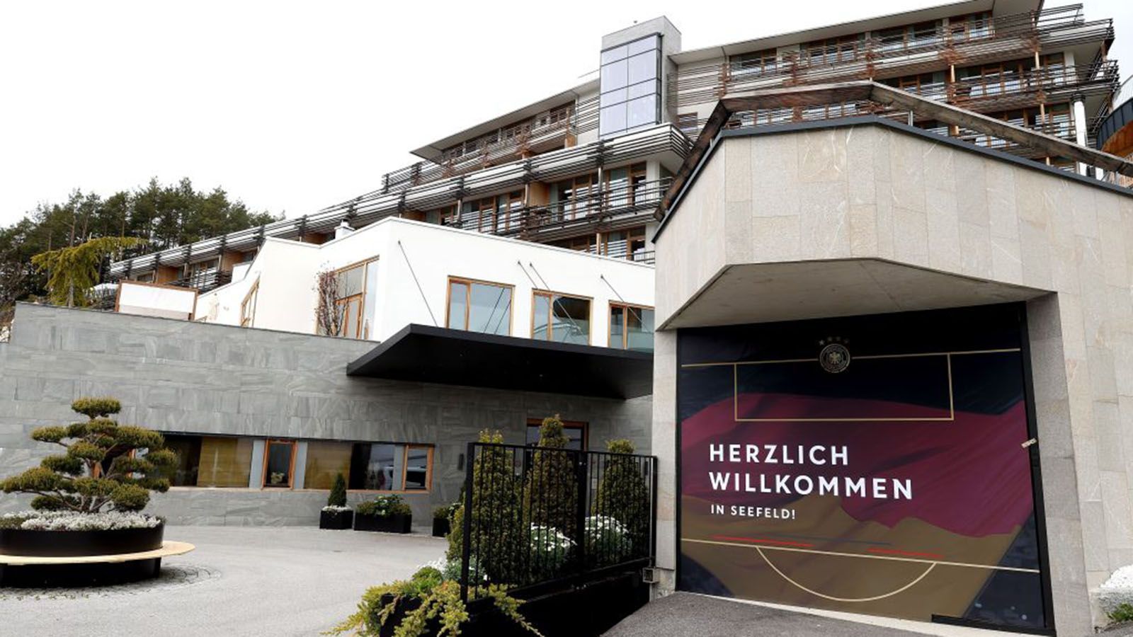 
                <strong>Das luxuriöse DFB-Quartier im Trainingslager in Seefeld</strong><br>
                Wohnen werden Manuel Neuer und Co. während dieser Zeit im Hotel "Nidum" in einem Vorort von Seefeld. Eine Nacht dort ist normalerweise ab 154 Euro möglich, doch die DFB-Stars haben das Hotel während des Trainingslagers für sich alleine. 
              