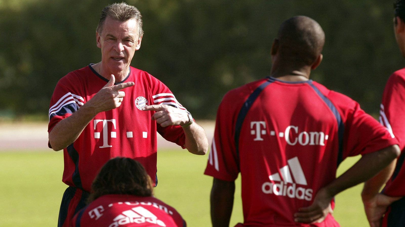 
                <strong>Ottmar Hitzfeld (1. Amtszeit)</strong><br>
                &#x2022; Bayern-Trainer von Juli 1998 bis Juni 2004<br>&#x2022; Tage im Amt: 2.191<br>&#x2022; Bilanz der ersten sechs Spiele: fünf Siege, ein Remis<br>
              