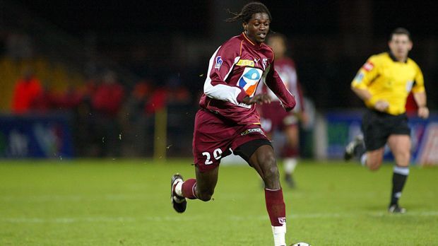 
                <strong>Emmanuel Adebayor</strong><br>
                Emmanuel Adebayor: Der Togolese begann seine große Karriere beim kleinen FC Metz, das den Angreifer 1999 als 15-Jährigen nach Europa lockte. Vier Jahre, 44 Einsätze und 15 Treffer später wechselte Adebayor 2003 zum AS Monaco. Im Fürstentum reifte der Nationalspieler zu einem Topstürmer, was dem 1,91 Meter großen Hünen schließlich zweieinhalb Jahre später den Weg zum FC Arsenal ebnete. Es folgten prominente weitere Stationen wie Manchester City, Real Madrid, Tottenham oder Crystal Palace. In der Winterpause holte der türkische Überraschungszweite Medipol Basaksehir den zuvor vereinslosen Adebayor.
              