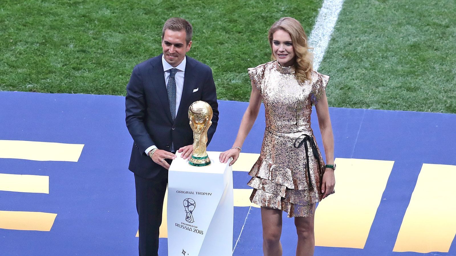 
                <strong>Pokalträger Lahm</strong><br>
                Unser Weltmeister-Kapitän Philipp Lahm bringt feierlich den goldenen Pokal ins Stadion - natürlich in Begleitung einer schönen Dame.
              