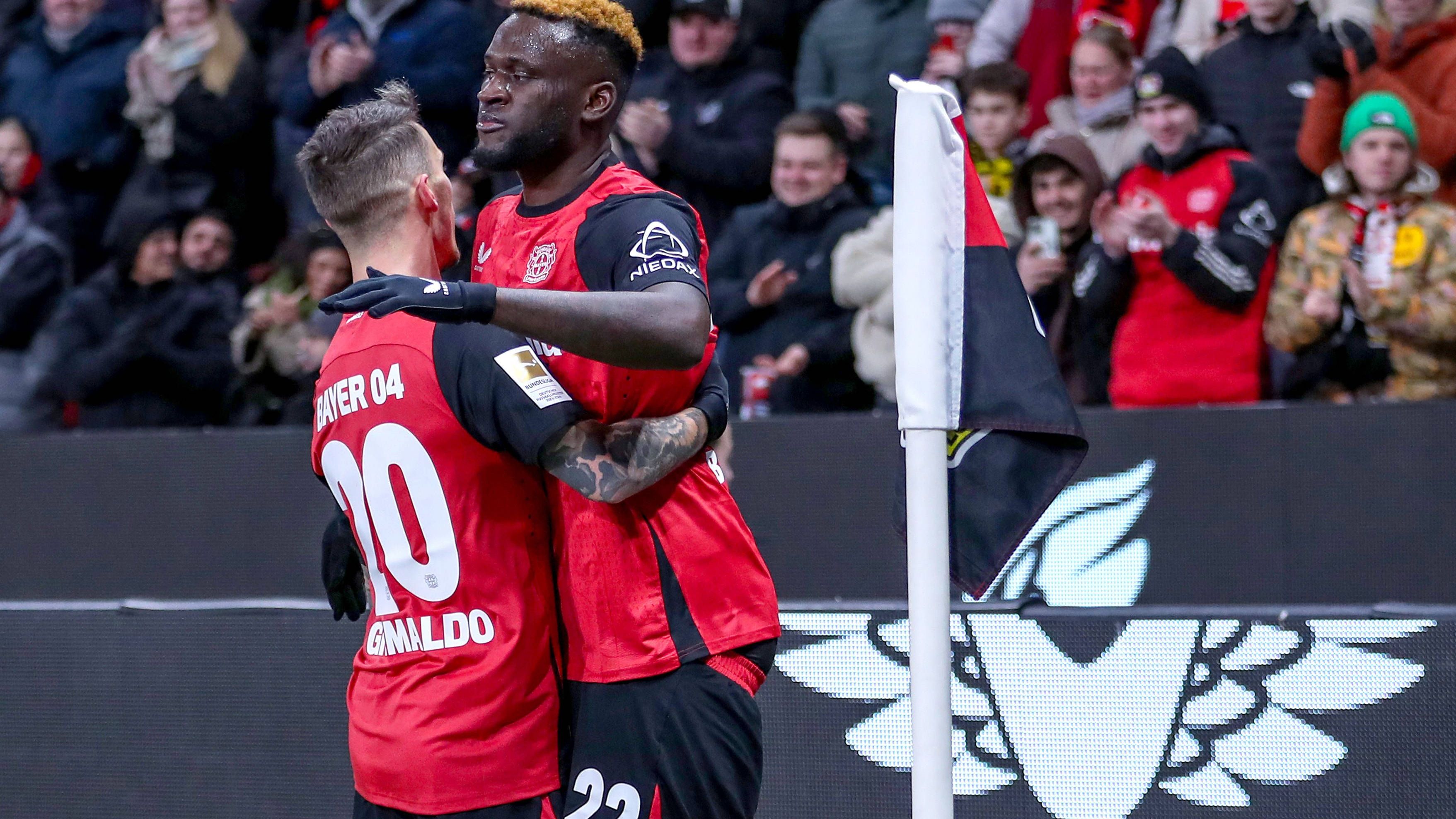 <em><strong>Freistoßschütze Victor Boniface amüsiert Leverkusen-Stars</strong><br>... ließ nicht lange auf sich warten - mit einem Hinweis auf Bayers Freistoß-Experten und seinen ehemaligen Teamkollegen Alejandro Grimaldo: "Ich versuche, wie Grimaldo zu sein." Und auch der Spanier ließ sich nicht bitten: "Love you Papi" kommentierte er Boniface' Posting. Dessen Bitte: "Bro, du musst mir Freistöße beibringen" ist angesichts Grimaldos sieben Freistoßtoren in Pflichtspielen für Leverkusen wohl nicht die schlechteste Idee. Boniface wartet noch auf sein erstes Tor für Bremen.</em>