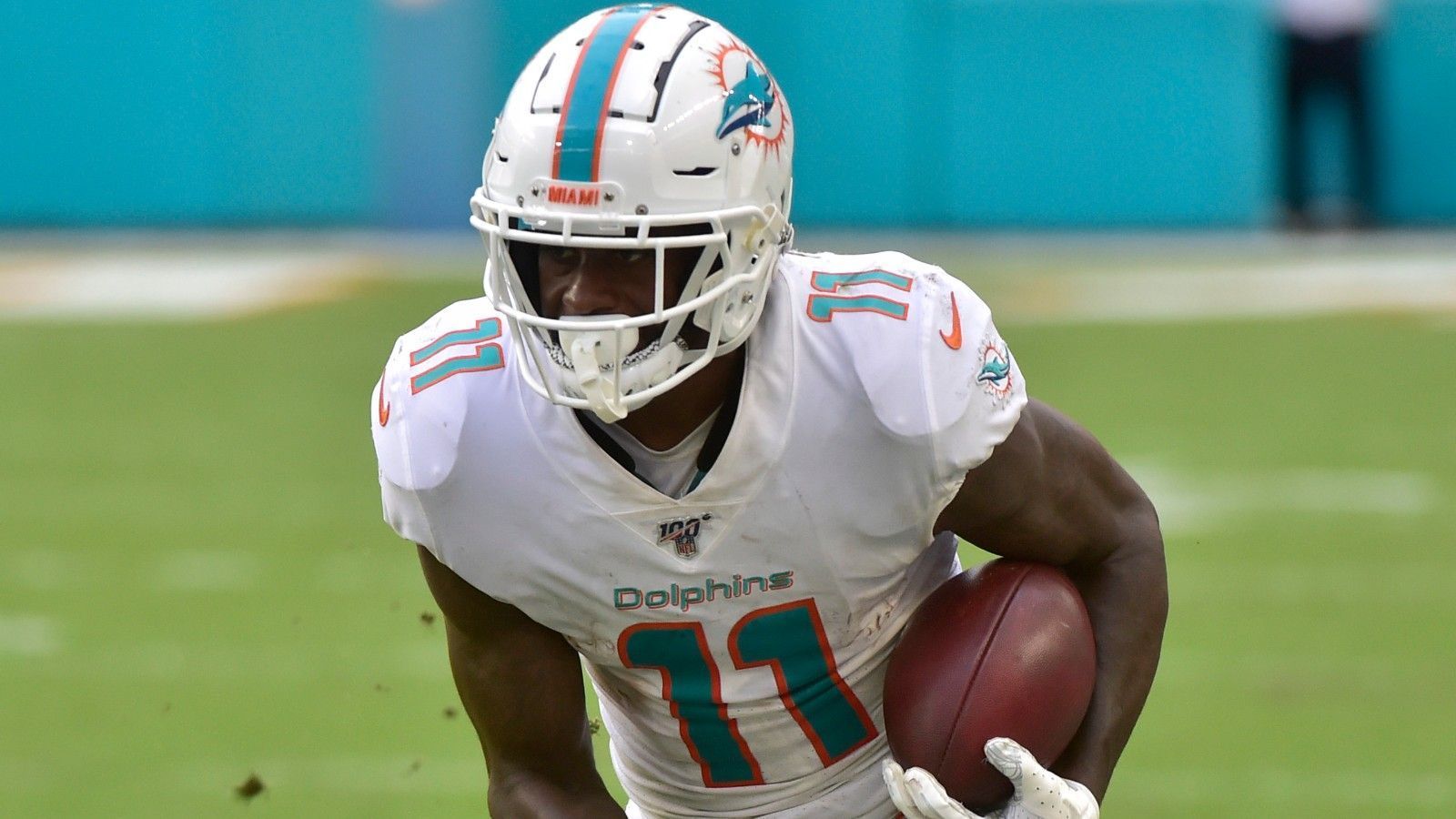 
                <strong>Miami Dolphins: DeVante Parker (Offense)</strong><br>
                Es brauchte fünf Jahre, bis der 2015er Erstrunden-Pick seinen Durchbruch feierte. DeVante Parker hat gerade in der zweiten Saisonhälfte gezeigt, dass er mit seiner Physis auch gegen die besten Cornerbacks der Liga produzieren kann. Nachdem die Dolphins durch Opt-Outs dünn auf der Receiver-Position aufgestellt sind, muss Parker seine starke Spielzeit bestätigen. Er muss zusätzlich für Tua Tagovailoa, sobald dieser den Starter-Job gewinnt, eine sichere Anspielstation sein.
              