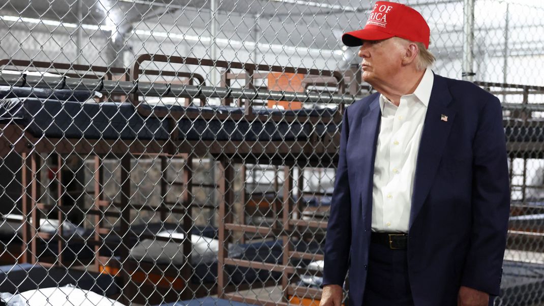 US-Präsident Donald Trump besucht ein vorübergehendes Haftzentrum für Migrant:innen in Florida, das inoffiziell als „Alligator Alcatraz“ bezeichnet wird.
