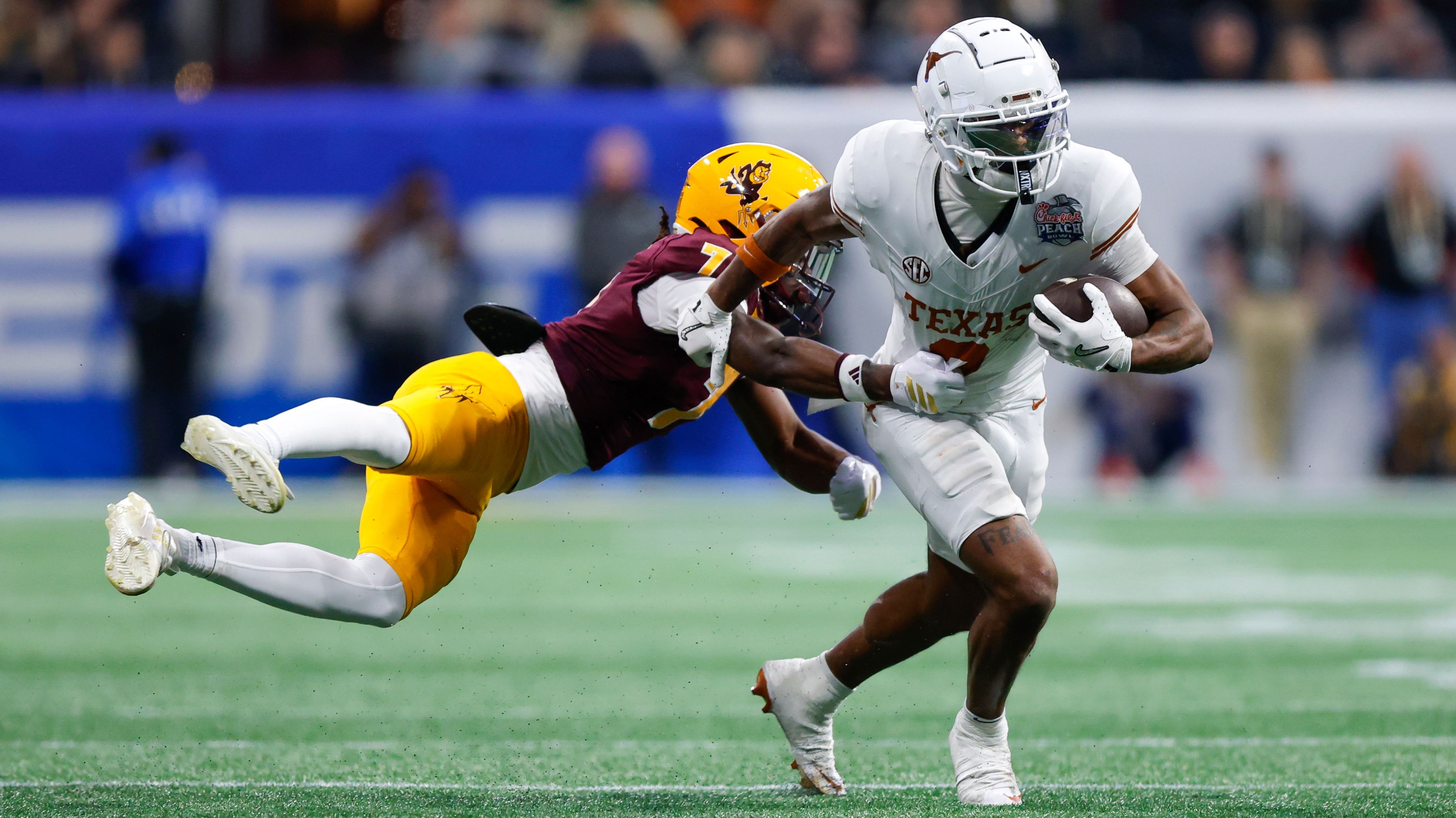 <strong>12. Pick: Dallas Cowboys - WR Matthew Golden (Texas)</strong><br>Die Cowboys brauchen mehr Optionen im Passspiel. Matthew Golden bringt ein Skill-Set mit, das so aktuell nicht im Kader zu finden ist. Der pfeilschnelle Wide Receiver könnte besonders im vertikalen Passspiel helfen.