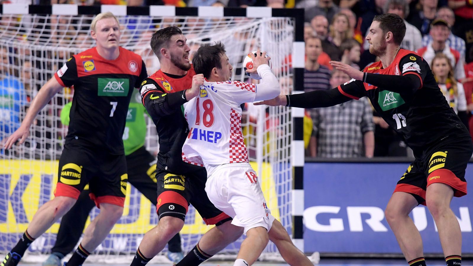 
                <strong>Patrick Wiencek, Hendrik Pekeler, Jannik Kohlbacher</strong><br>
                Maßgeblich mitverantwortlich für das gute Abschneiden der deutschen Mannschaft war der starke Abwehrblock um Patrick Wiencek und Hendrik Pekeler. Ein herausragendes Turnier der beiden Kieler Kreisläufer. Auch Jannik Kohlbacher von den Rhein-Neckar Löwen zeigte sich bissig und einsatzfreudig in der Defensive, glänzte zudem Offensiv als Vollstrecker mit 80 Prozent Trefferquote.
              