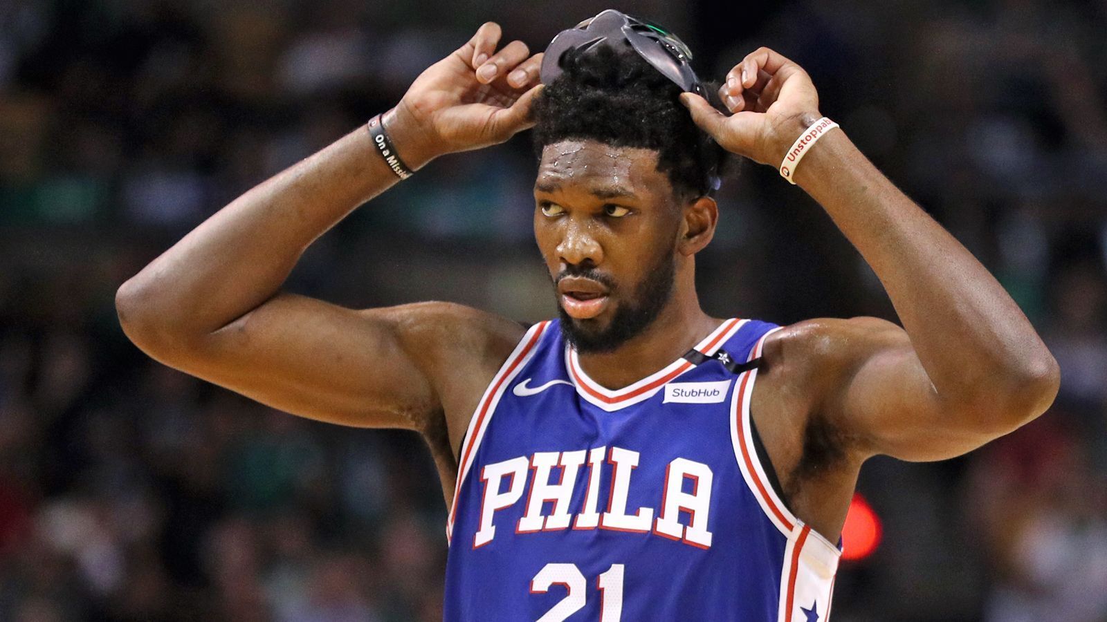 
                <strong>Platz 8: Joel Embiid, Philadelphia 76ers</strong><br>
                2017/18 Stats: 22,9 Punkte/ 11,0 Rebounds/ 3,2 Assists/ 1,8 Blocks"The Process" hat in der vergangenen Saison bewiesen, dass der Hype um seine Person gerechtfertigt war. Er lieferte nicht nur klasse Statistiken und wurde ins All-Star-Team berufen, sondern blieb für den Großteil der Saison gesund. Der Kameruner verkörpert den Prototyp eines modernen Big Man: athletisch, Stark im Post und ein guter Dreierschütze. Zudem ist der 24-Jährige der Anker der 76ers-Defense. Mit ihm auf dem Feld stellte "Philly" eine der besten Verteidigungen der Liga. Ob er ins MVP-Rennen eingreifen kann, hängt natürlich auch vom Teamerfolg ab. Doch da die Eastern Conference durch den Abgang von LeBron James geschwächt wurde, sollte Philadelphia wieder ganz oben mitspielen. Gerade auch weil die Youngsters Ben Simmons und Markelle Fultz in ihrem zweiten Jahr noch stärker sein sollten. Um ein ernsthafter Anwärter zu sein, muss Embiid aber von Verletzungen verschont bleiben. 
              