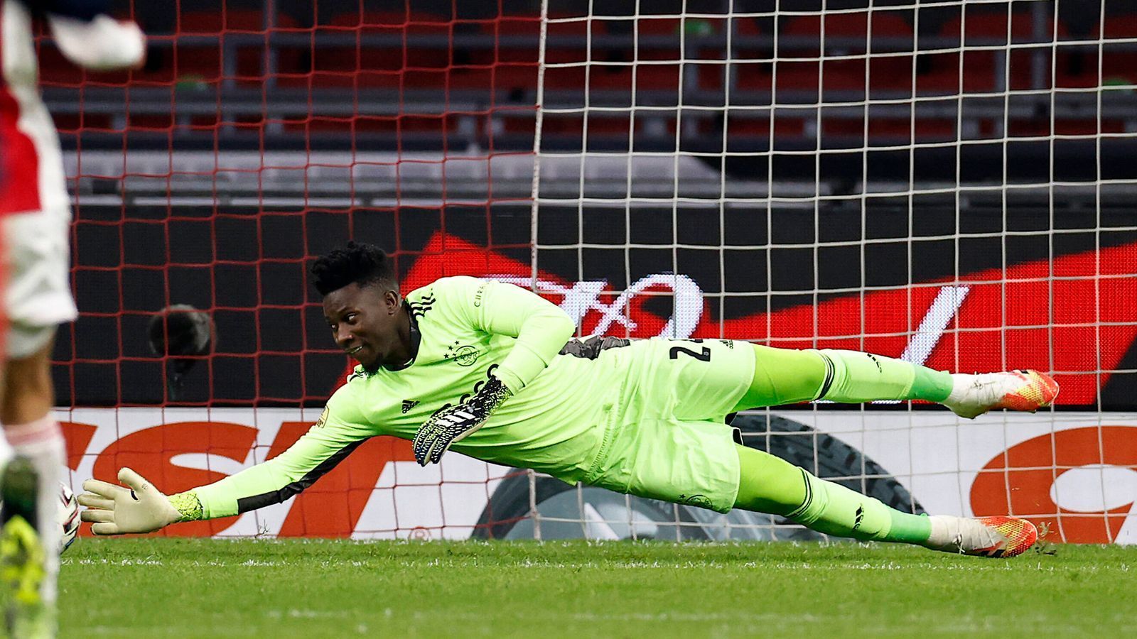 
                <strong>Andre Onana (Ajax Amsterdam)</strong><br>
                Eine Dopingsperre wegen der verbotenen Substanz Furosemid hat in den zurückliegenden Monaten den Drive aus der Karriere des Ajax-Keepers Andre Onana genommen. Vor seiner Sperre noch mit Top-Klubs in Verbindung gebracht, verzichten die Niederländer nun freiwillig auf den Kameruner. Obwohl die mittlerweile auf neun Monate verkürzte Dopingsperre bald abläuft, versetzte ihn Ajax in die zweite Mannschaft. "Wir haben uns sehr klar ausgedrückt", sagte Sportdirektor Marc Overmars, "wir versuchen schon seit langem, seinen Vertrag zu verlängern. Das hat nicht geklappt. Dann haben wir ihm in dieser Transferperiode den Raum für einen Transfer gegeben. Auch das hat nicht geklappt." Klingt klar danach, dass man in Amsterdam nicht mehr mit dem 25-Jährigen plant. Sein Vertrag läuft 2022 aus.
              