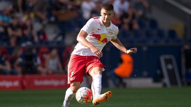 
                <strong>Abwehr: Duje Caleta-Car (RB Salzburg)</strong><br>
                Abwehr: Mit RB Salzburg verpasste Duje Caleta-Car gerade den Einzug in die Champions-League-Gruppenphase. Jetzt will der 19-jährige Kroate eben in der Europa League glänzen. Seit 2015 ist der Innenverteidiger beim österreichischen Meister nicht mehr wegzudenken. Erst im Winter wurde sein Vertrag bis 2020 verlängert. Dennoch wurde "CC" zuletzt immer wieder mit dem Schwesterverein RB Leipzig in Verbindung gebracht. Sein Marktwert liegt derzeit bei zwei Millionen Euro. 
              