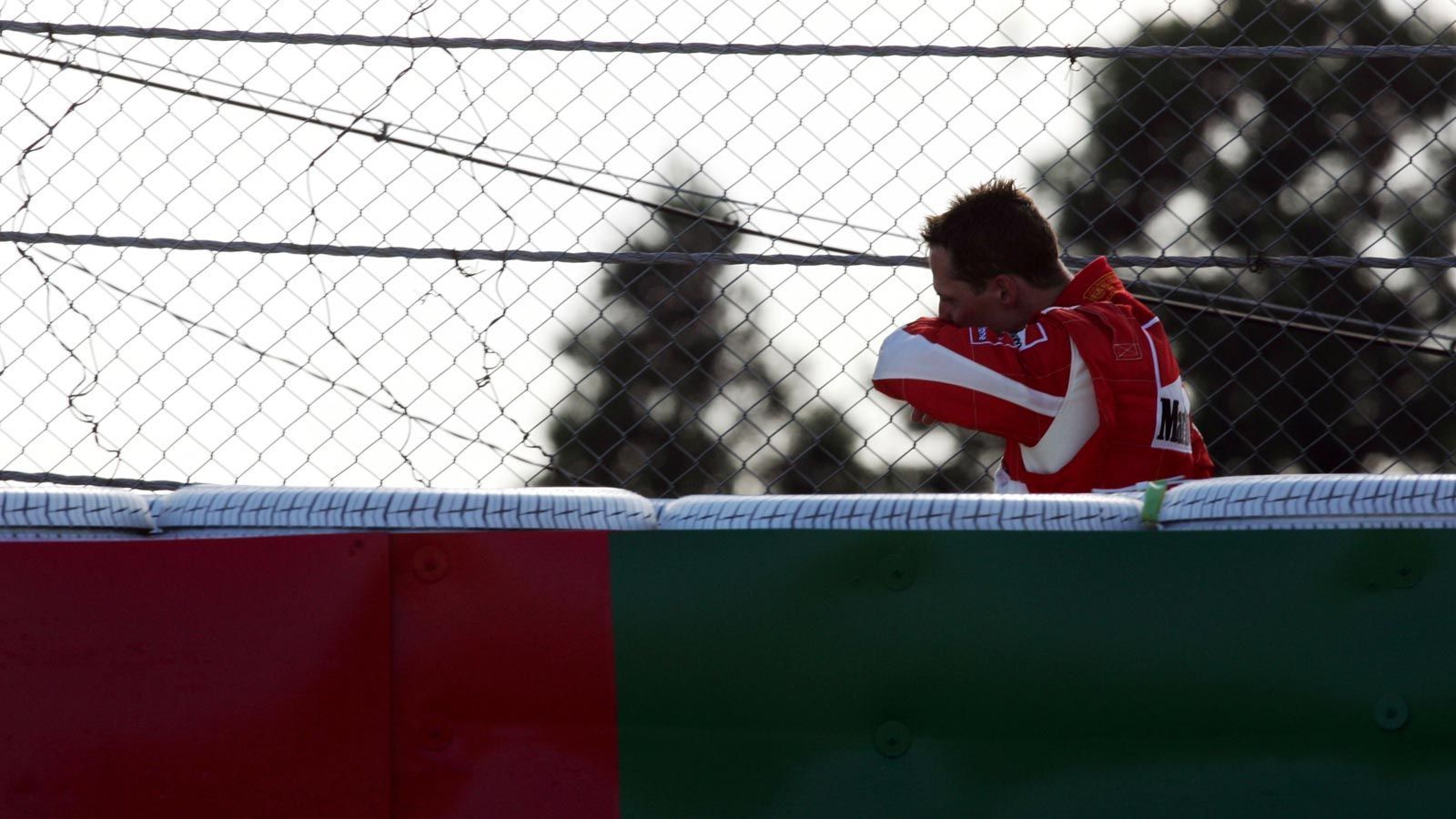 
                <strong>Drama in Suzuka!</strong><br>
                Spätestens beim vorletzten Lauf in Japan realisierte Schumacher vermutlich, dass der achte WM-Titel futsch sein wird. In Führung liegend gab der Motor seines Ferrari den Geist auf. Alonso gewann sein siebtes Saisonrennen und übernahm wieder die Führung der Gesamtwertung. Im letzten Rennen in Brasilien war es so nur noch Formsache für den Spanier, dem ein zweiter Platz reichte, um den Titel zu sichern.
              