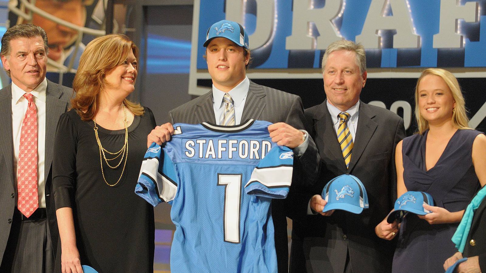 
                <strong>NFL Draft 2009: Matthew Stafford</strong><br>
                Matt Stafford studiert an der University of Georgia, als die Detroit Lions sich 2009 für den Quarterback entscheiden. Nach 12 Jahren für den Klub geht es im Februar 2021 für Jared Goff und mehrere Draft Picks nach Los Angeles zu den Rams.
              
