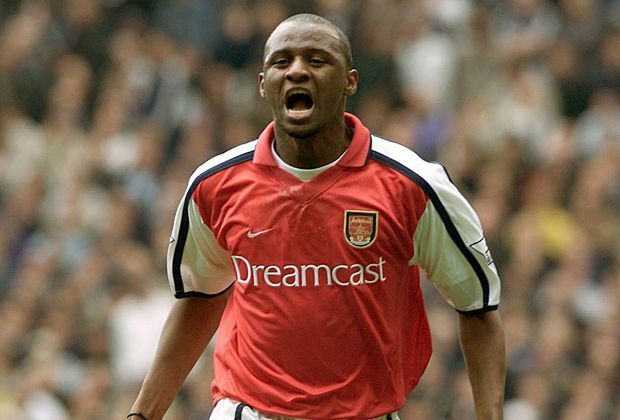 
                <strong>Mittelfeld: Patrick Vieira (Frankreich)</strong><br>
                Vier Jahre lang spielte der Franzose Patrick Vieira gemeinsam mit Zanetti bei Inter Mailand und wechselte kurz vor dem Triple-Sieg 2010 zu Manchester City. "Ein wunderbarer Fußballspieler, ein beeindruckender Athlet", sagt der Argentinier über ihn. 
              