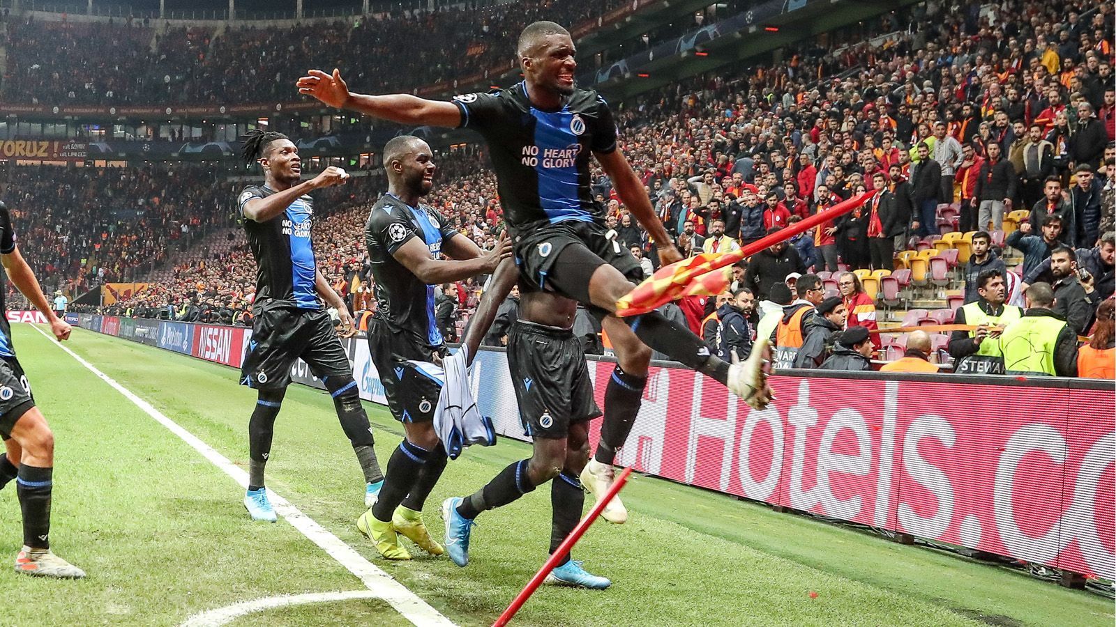 
                <strong>Gruppe A</strong><br>
                Paris St. Germain und Real Madrid haben ihre Achtelfinal-Tickets bereits am vorletzten Spieltag gelöst. Die Mannschaft von Thomas Tuchel wird als Gruppenerster in die nächste Runde einziehen. Einzig die Frage, wer in der Europa League überwintert, ist noch nicht geklärt. Die besten Chancen dafür hat Club Brügge. Die Belgier rangieren mit drei Punkten auf Platz 3 und empfangen im letzten Gruppenspiel Real Madrd. Mit einem Sieg bleibt der belgische Meister über die Winterpause hinaus im europäischen Wettbewerb. Bei einem Unentschieden oder einer Niederlage muss Brügge hoffen, dass Galatasaray (zwei Punkte auf Platz 4) nicht gewinnt. Die Istanbuler reisen nach Paris und müssen auf einen Ausrutscher Brügges hoffen. Bei Punktgleichheit kommt Brügge dank eines geschossenen Auswärtstores in direkten Duellen gegen Galatasaray in die Europa League (0:0 / 1:1).
              