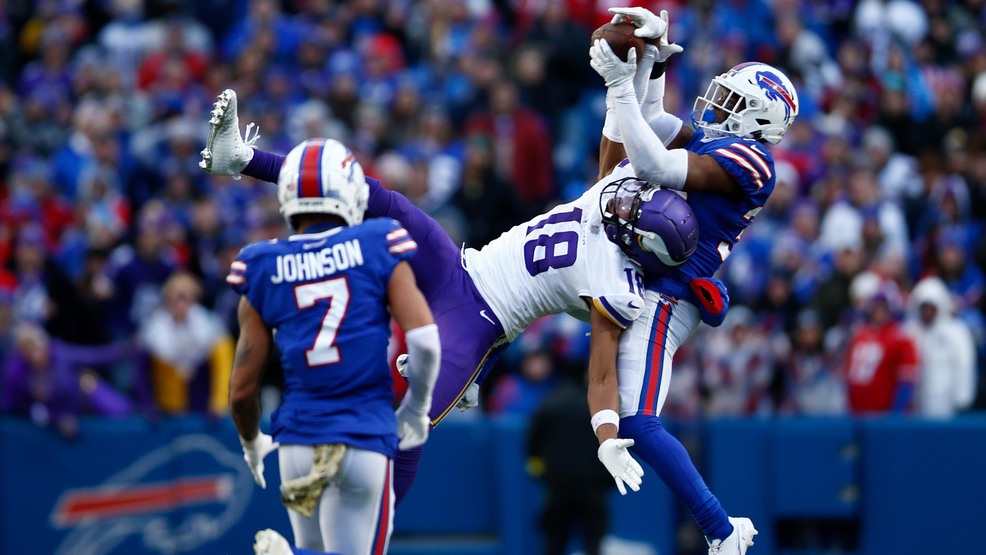 
                <strong>Gewinner: Justin Jefferson</strong><br>
                Es war wohl einer der besten Catches in der jüngeren NFL-Geschichte. Als Minnesota Star-Wide-Receiver Justin Jefferson gegen die Buffalo Bills spät im vierten Quarter einen One-Hander auspackte und somit die Chancen auf einen Vikings-Sieg wahrte, staunten sogar die Bills-Fans nicht schlecht. Am Ende schafften es die Vikings tatsächlich in die Overtime und holten durch das 33:30 den Sieg in Buffalo - auch dank des Wunder-Catches von Jefferson, der insgesamt auf 193 Receiving Yards kam. 
              