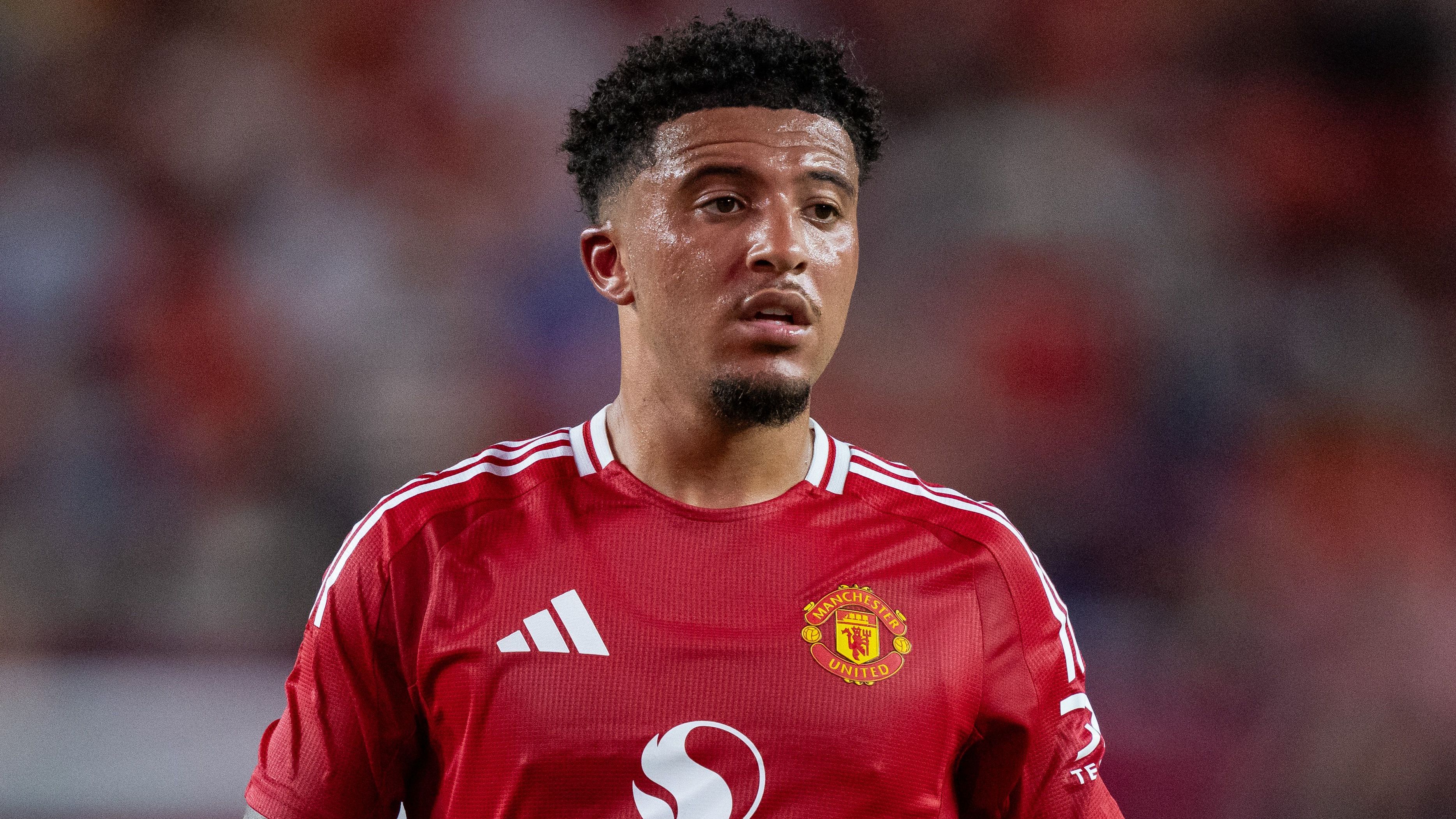 <strong>Jadon Sancho (Manchester United)</strong><br>Wenn die Stars von Manchester United demnächst aus dem Urlaub zurückkommen, könnten wohl bis zu fünf Profis nicht mit dabei sein. Laut "Manchester Evening News" soll unter anderem der zuletzt an Chelsea verliehene Jadon Sancho bei den Verantwortlichen einen Wechsel beantragt haben. Doch der Ex-Dortmunder ist nicht der einzige United-Profi, der wohl weg will. Auch weitere …