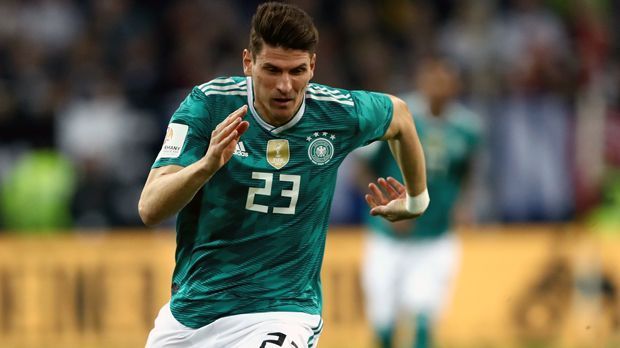 
                <strong>Mario Gomez (VfB Stuttgart)</strong><br>
                Zwar spielt Deutschland nicht mit einem klassischen Neuner, doch ein solcher Spielertyp muss dennoch im Kader dabei sein. Die Entscheidung fällt zwischen Bayerns Sandro Wagner und Stuttgarts Mario Gomez, der aufgrund einer Verletzung die bereits die WM 2014 verpasste. Zwar hat Wagner mehr Bundesliga-Saisontreffer für Hoffenheim und die Münchner erzielt, doch ich entscheide mich für den auf internationalem Terrain erfahreneren Gomez, der sich zuletzt positiv zurückhaltend bezüglich einer Backup-Rolle äußerte. "Früher habe ich gesagt, ich bin kein Einwechselspieler. Heute sind auch drei Minuten okay für mich", sagte der 32-Jährige der "Bild". Einen Profi mit dieser Einstellung kann man auch als Joker bedenkenlos zu einer WM-Endrunde mitnehmen.
              