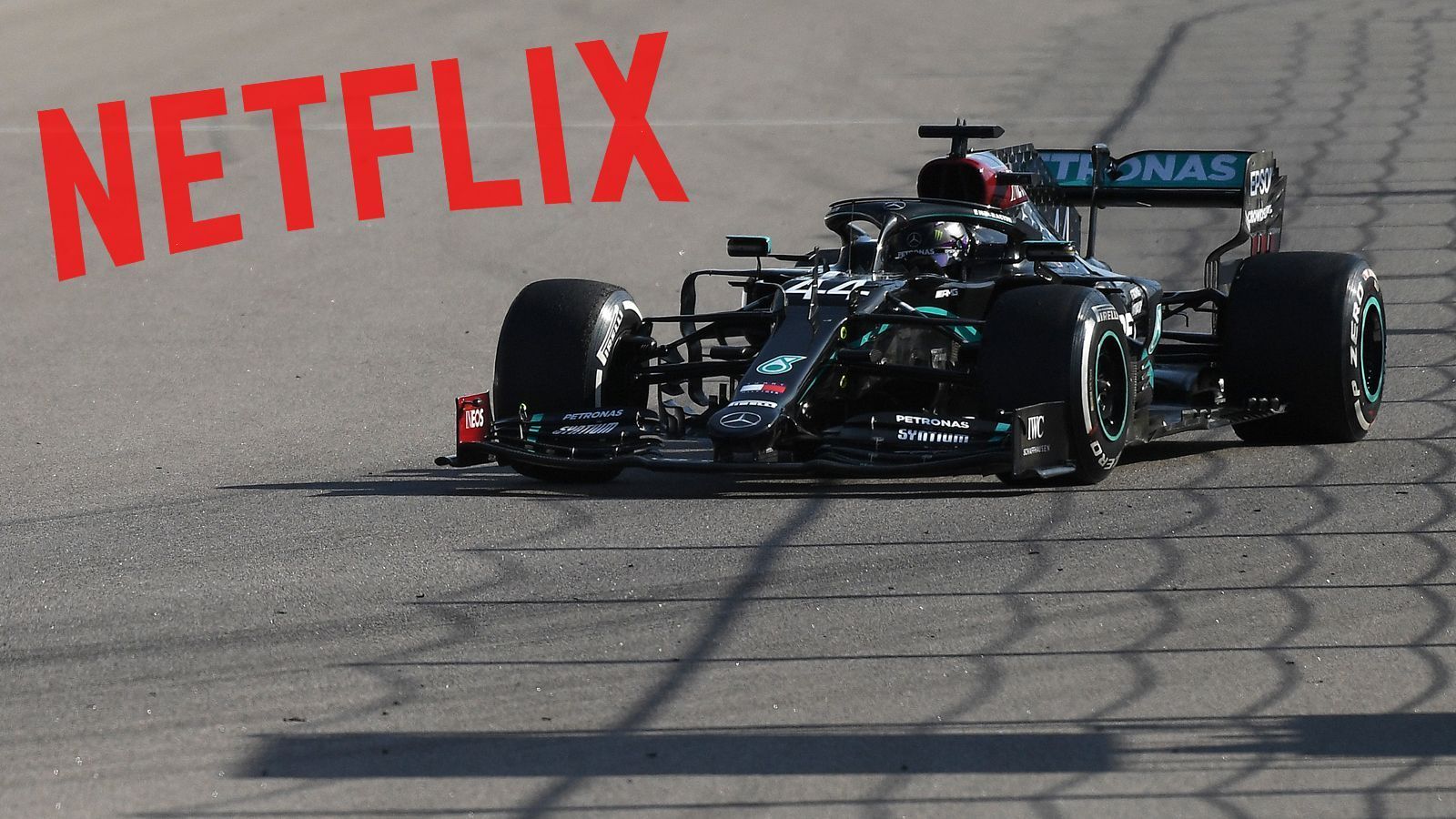 
                <strong>Mercedes und die Angst vor dem Netflix-Fluch</strong><br>
                Mercedes' Angst vor dem GP von Sotschi 2020 war groß. Der Grund: Netflix. "Sotschi ist der Grand Prix, bei dem Netflix unser Team für die dritte Staffel von Drive to Survive begleiten wird", sagte Teamchef Toto Wolff vor dem Rennen. Und weiter: "Letztes Jahr kam das Netflix-Team zu unserem Heimrennen nach Hockenheim, wo wir auch 125 Jahre Motorsport feierten. Das Jubiläum wurde zum Desaster. Wir fuhren das schlimmste Rennen der Saison. Und sorgten wenigstens für eine unterhaltsame Netflix-Folge." Schlechter als damals am Hockenheimring (Hamilton nur 9., Bottas mit Dreher), war Mercedes nur 2018 in Spielberg. Am Ende waren Wolffs Sorgen vor einem erneuten Zuschlagen des Netflix-Fluchs unbegründet: Bottas siegte, Hamilton wurde Dritter.
              